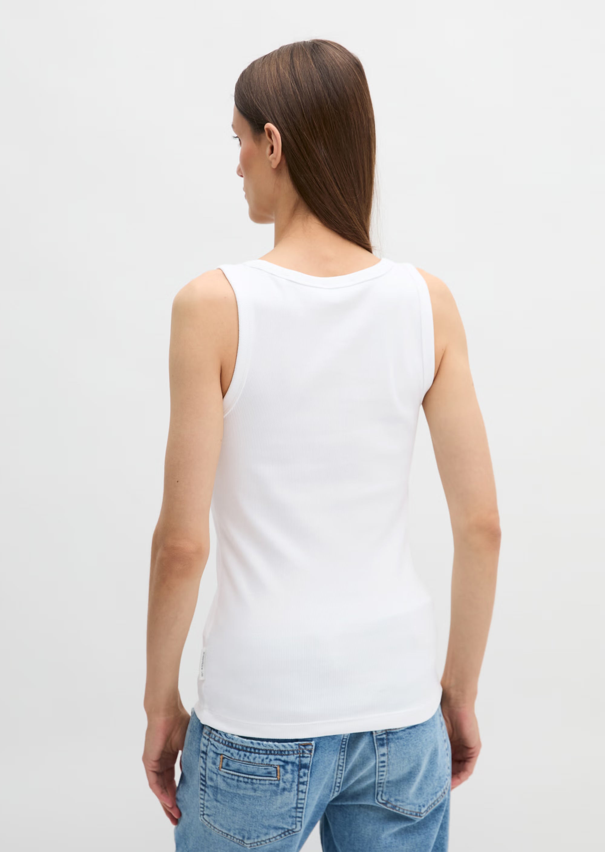 Marc O'Polo Tanktop in Weiß aus elastischem Rippjersey mit tiefem Rundhalsausschnitt und Regular Fit aus Bio-Baumwolle.