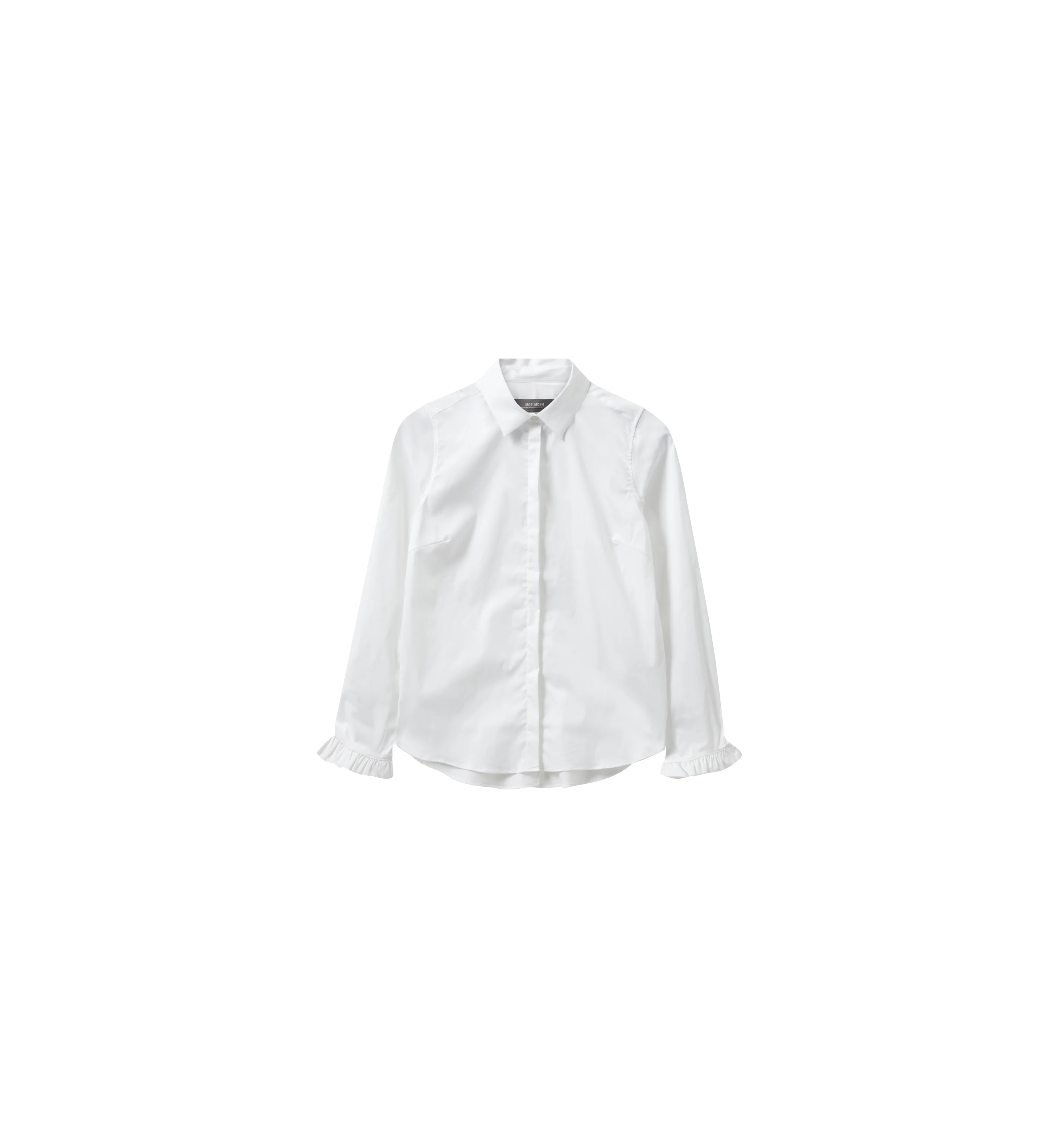 Model trägt die weiße Mos Mosh Bluse MATTIE FLIP mit klassischem Hemdblusenkragen, verdeckter Knopfleiste und feinen Rüschen an den Manschetten.