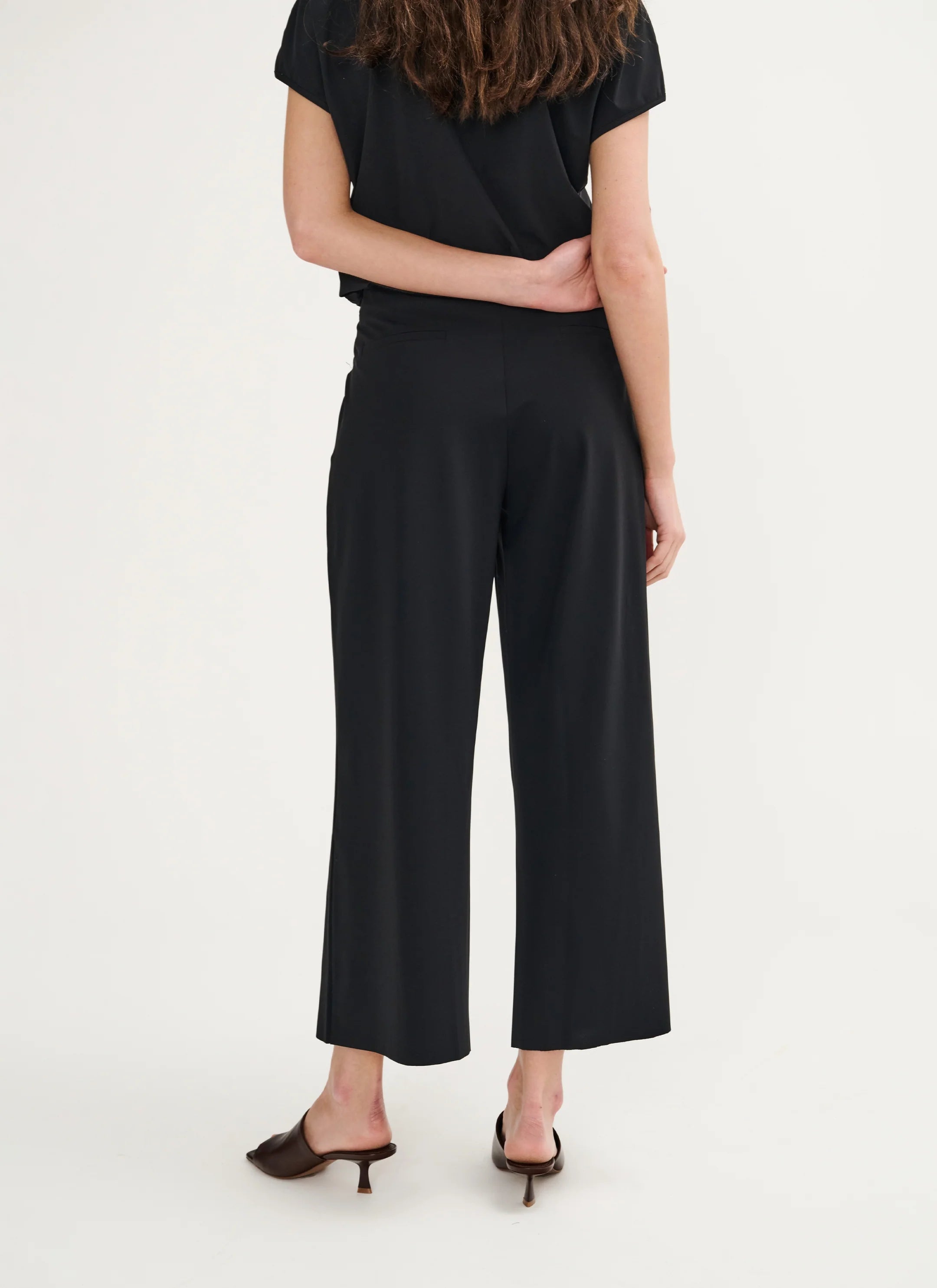 Japan TKY Hose KONA in Deep Black aus Regular-Travelqualität mit weitem verkürztem Bein
