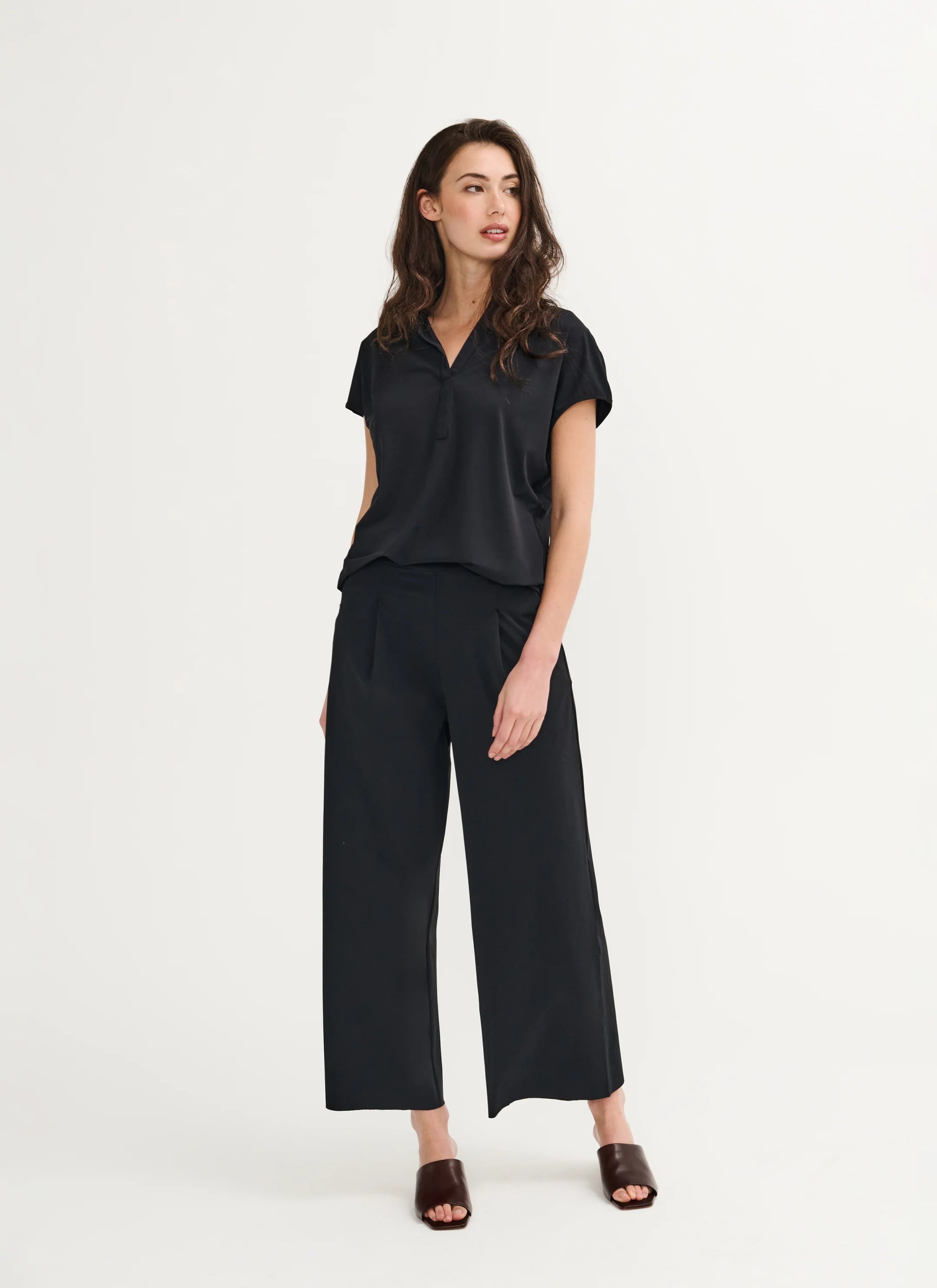 Japan TKY Hose KONA in Deep Black aus Regular-Travelqualität mit weitem verkürztem Bein