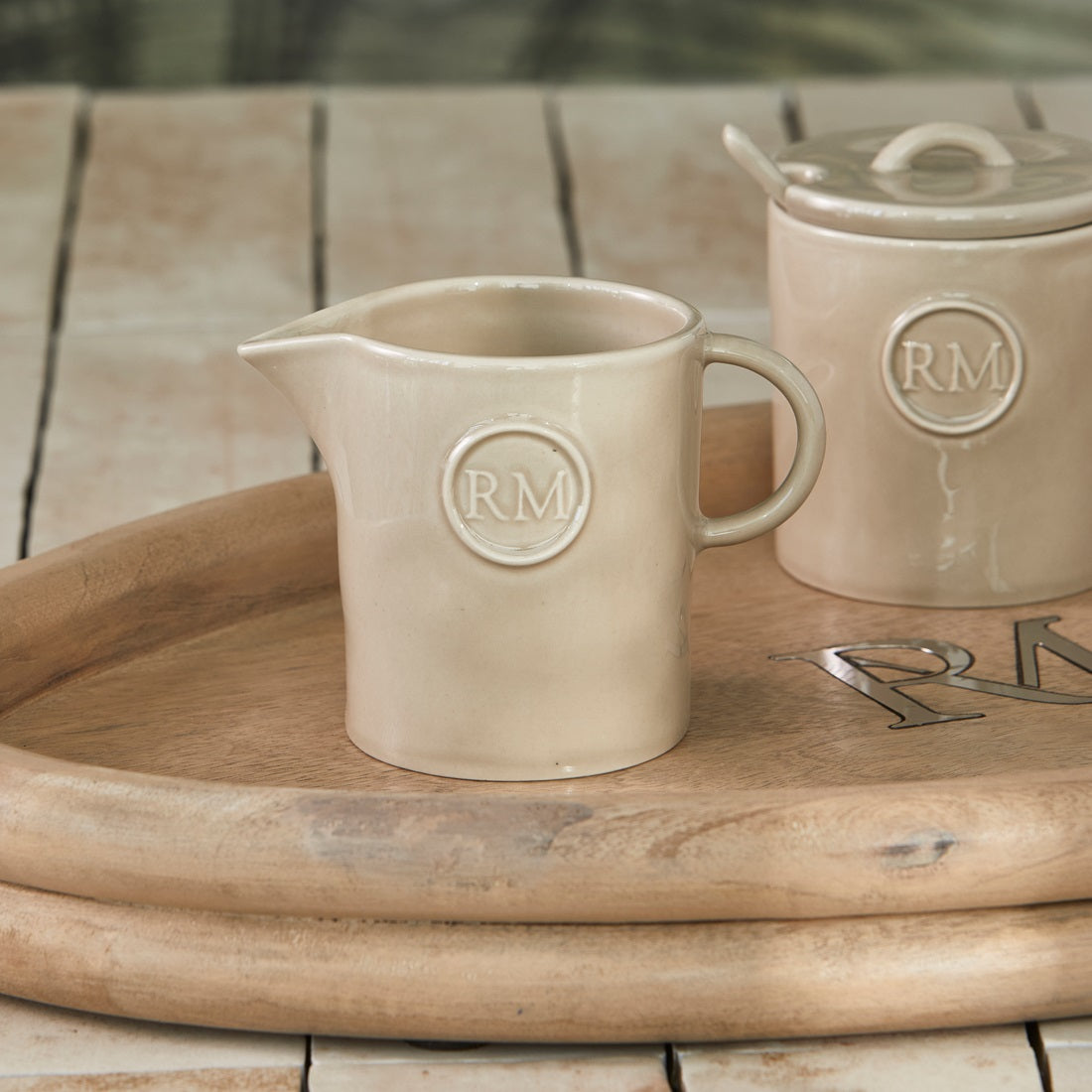 Riviera Maison Portofino Milk Jug aus Steingut in der Farbe Flax.