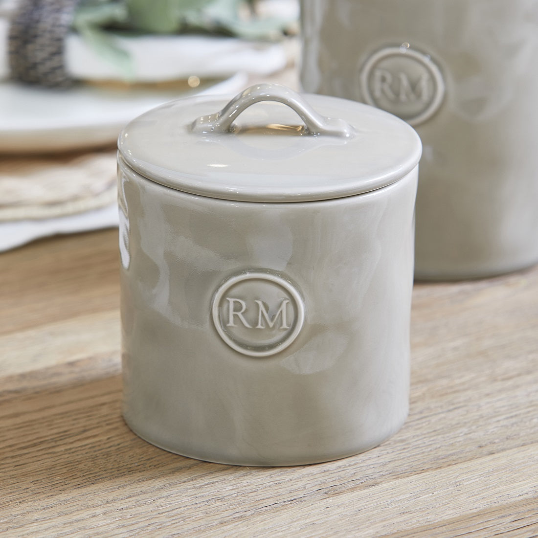 Riviera Maison Portofino Storage Jar S aus Steingut in der Farbe Flax mit Deckel.