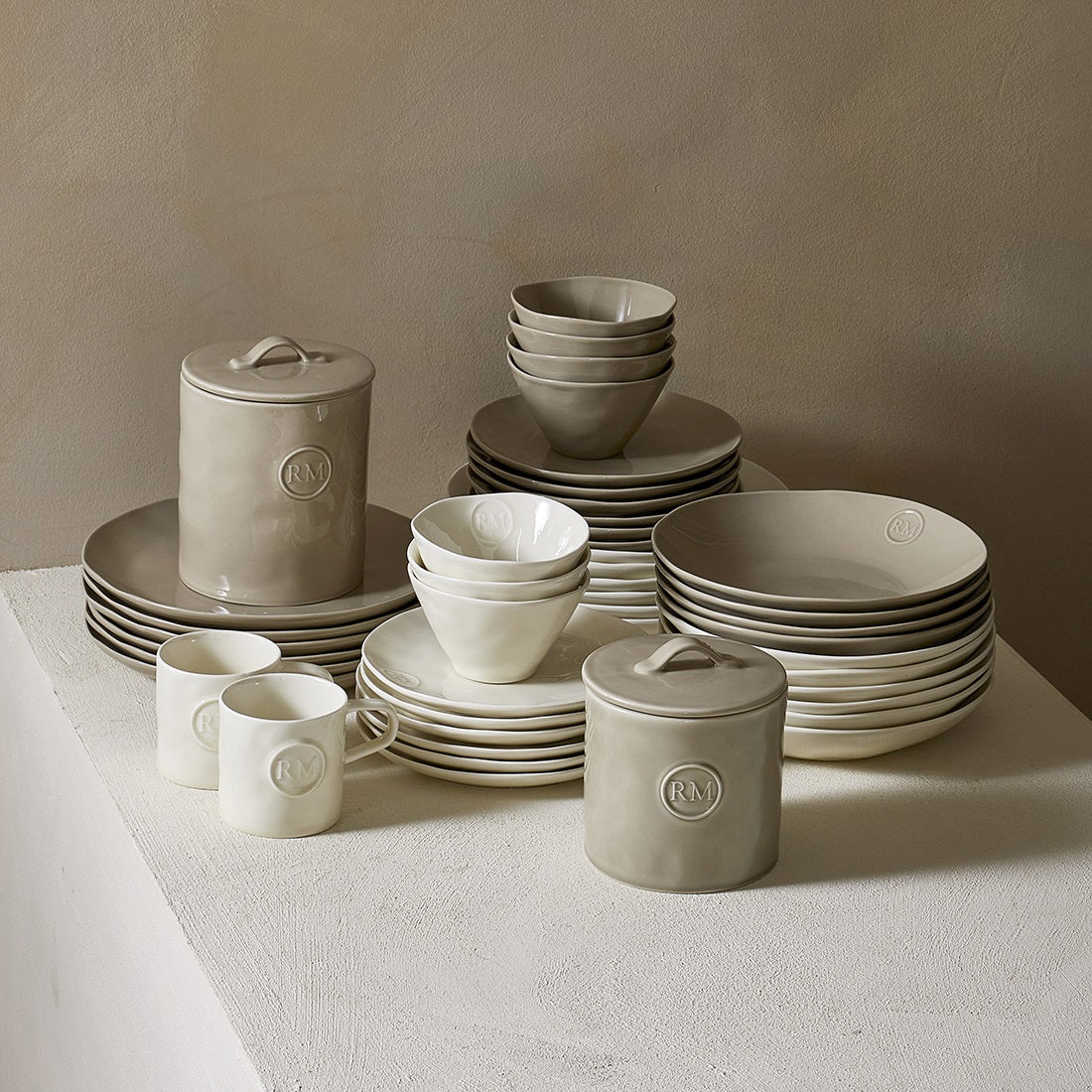 Riviera Maison Portofino Storage Jar S aus Steingut in der Farbe Flax mit Deckel.
