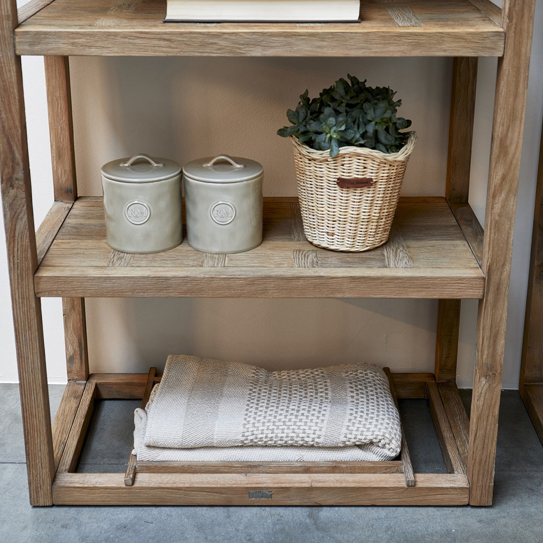 Riviera Maison Portofino Storage Jar S aus Steingut in der Farbe Flax mit Deckel.