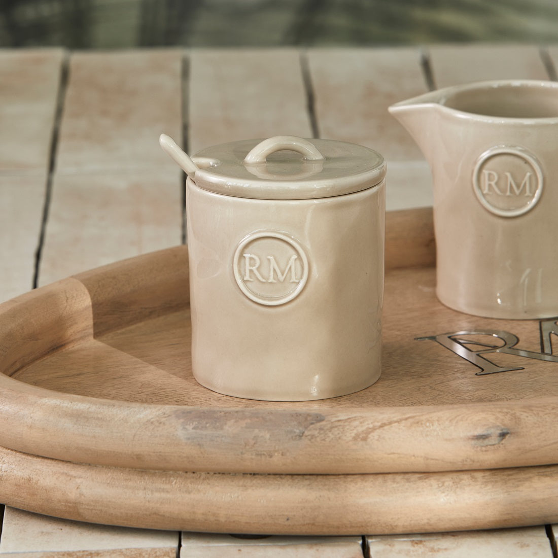 Riviera Maison Portofino Sugar Jar With Spoon aus Steingut in der Farbe Flax mit passendem Löffel.