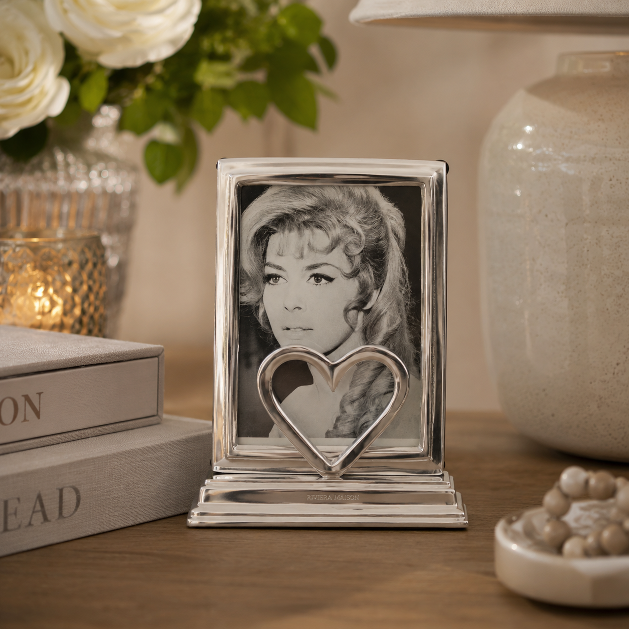 Silberner Bilderrahmen mit Herz RM Heart Photo Frame von Riviera Maison.
