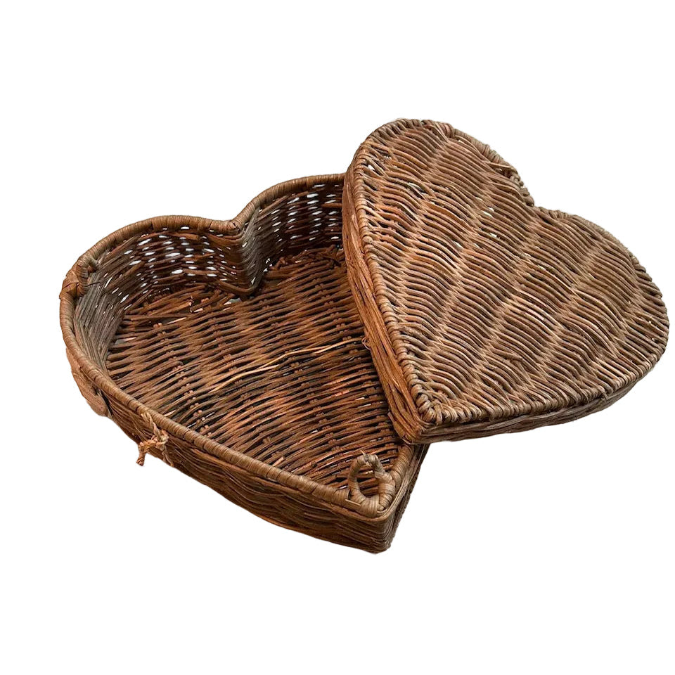 Herzförmige Rattan-Dose mit Deckel als dekorative Aufbewahrungsbox im natürlichen Beachhouse- und Landhausstil.