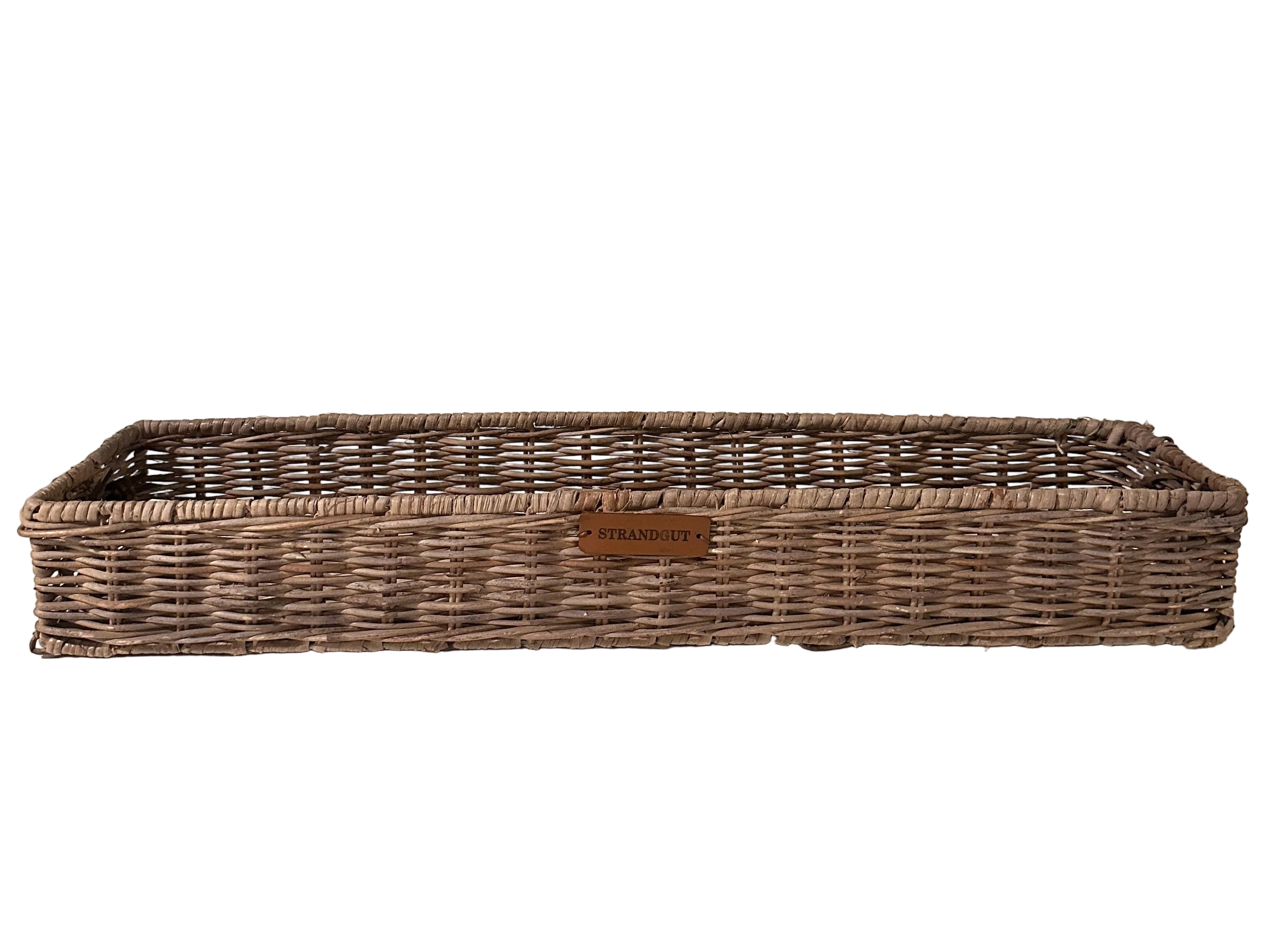 Länglicher Rattankorb mit Lederlogo von STRANDGUT