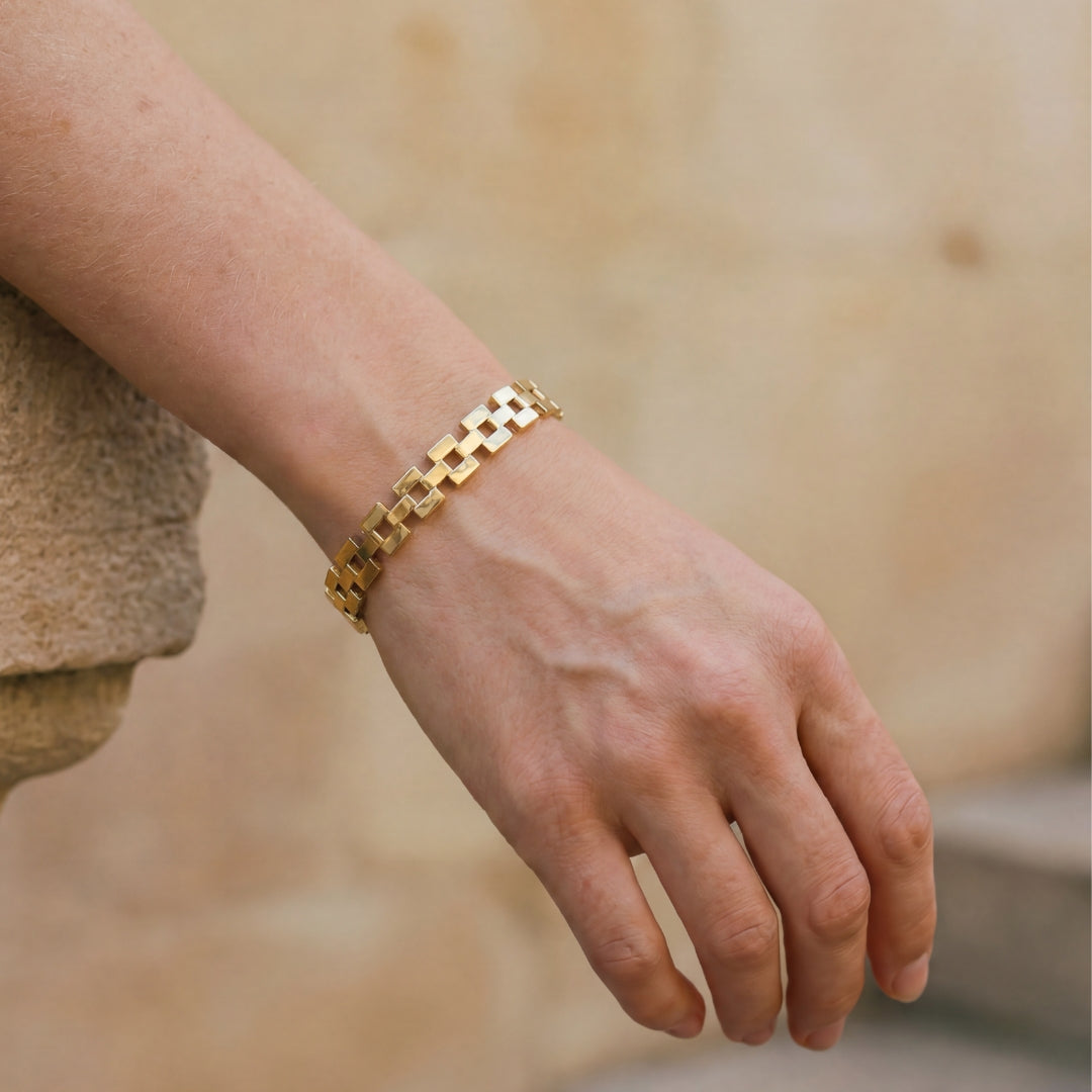 Elegantes Armband von Rosanna de la Riva mit verstellbarem Textilverschluss.