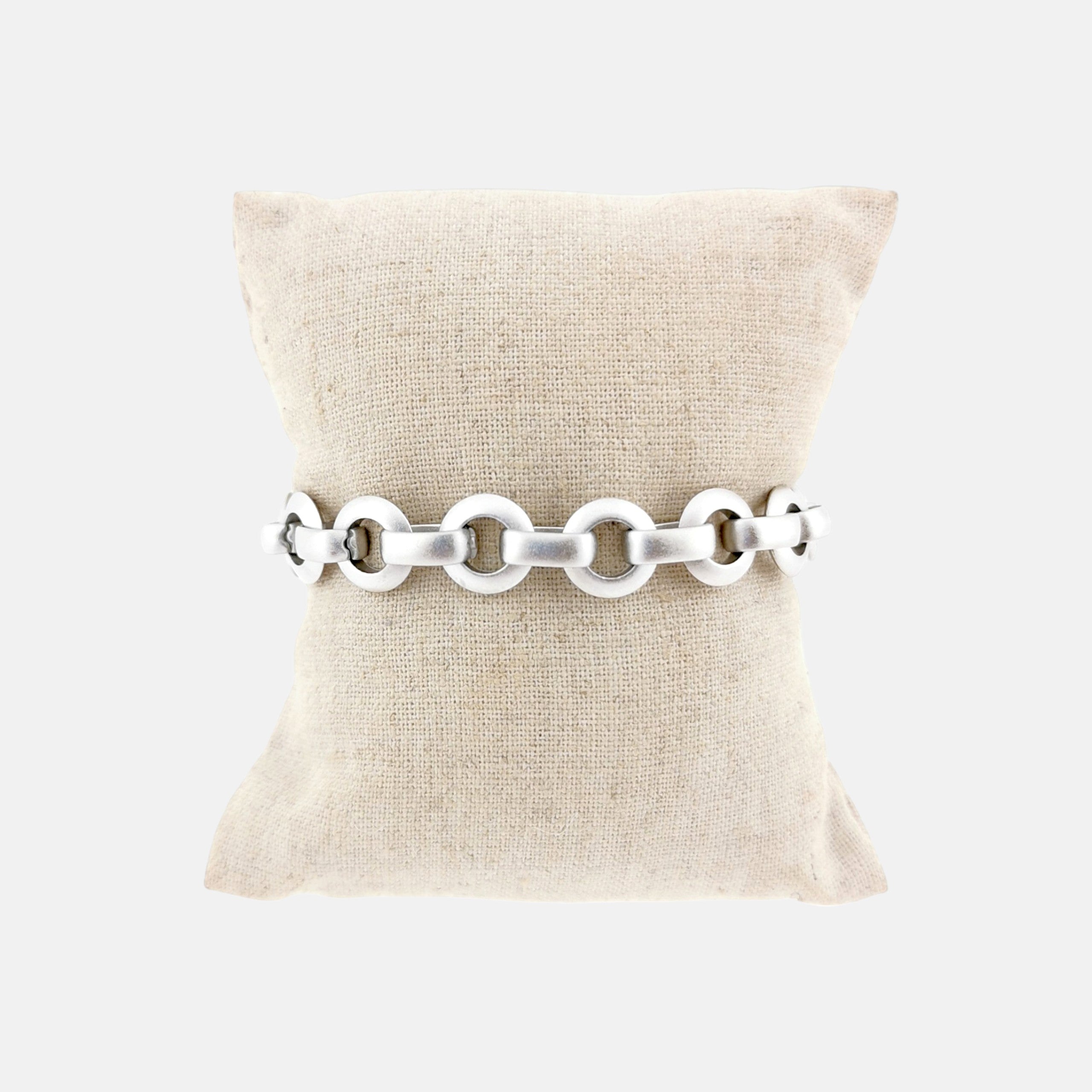 Elegantes Armband von Rosanna de la Riva in matt vergoldeter Ausführung.