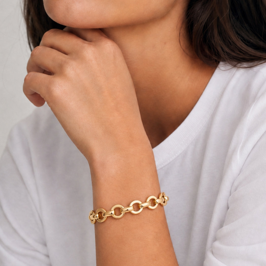Elegantes Armband von Rosanna de la Riva in matt vergoldeter Ausführung.