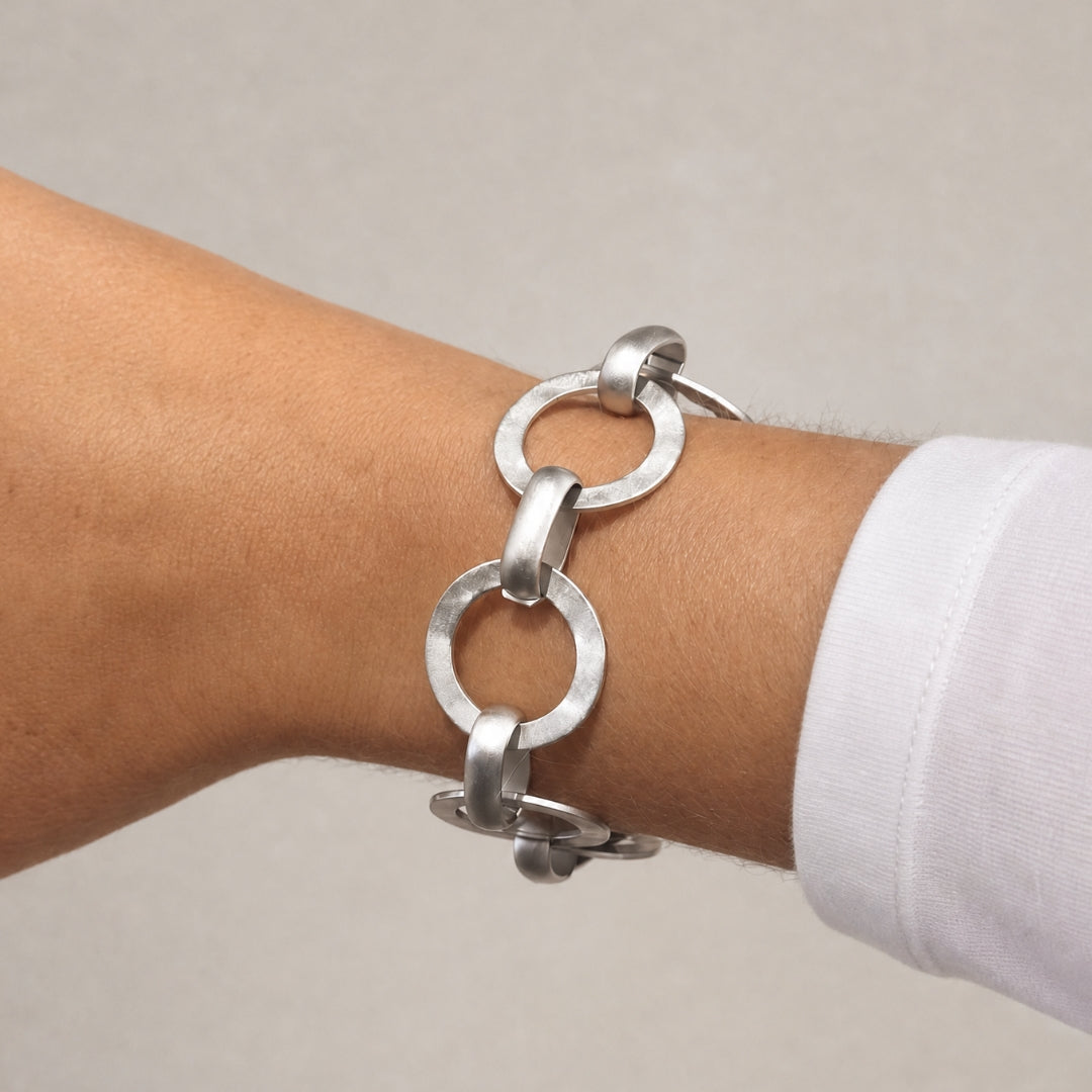 Elegantes Armband von Rosanna de la Riva in matt versilberter Ausführung.