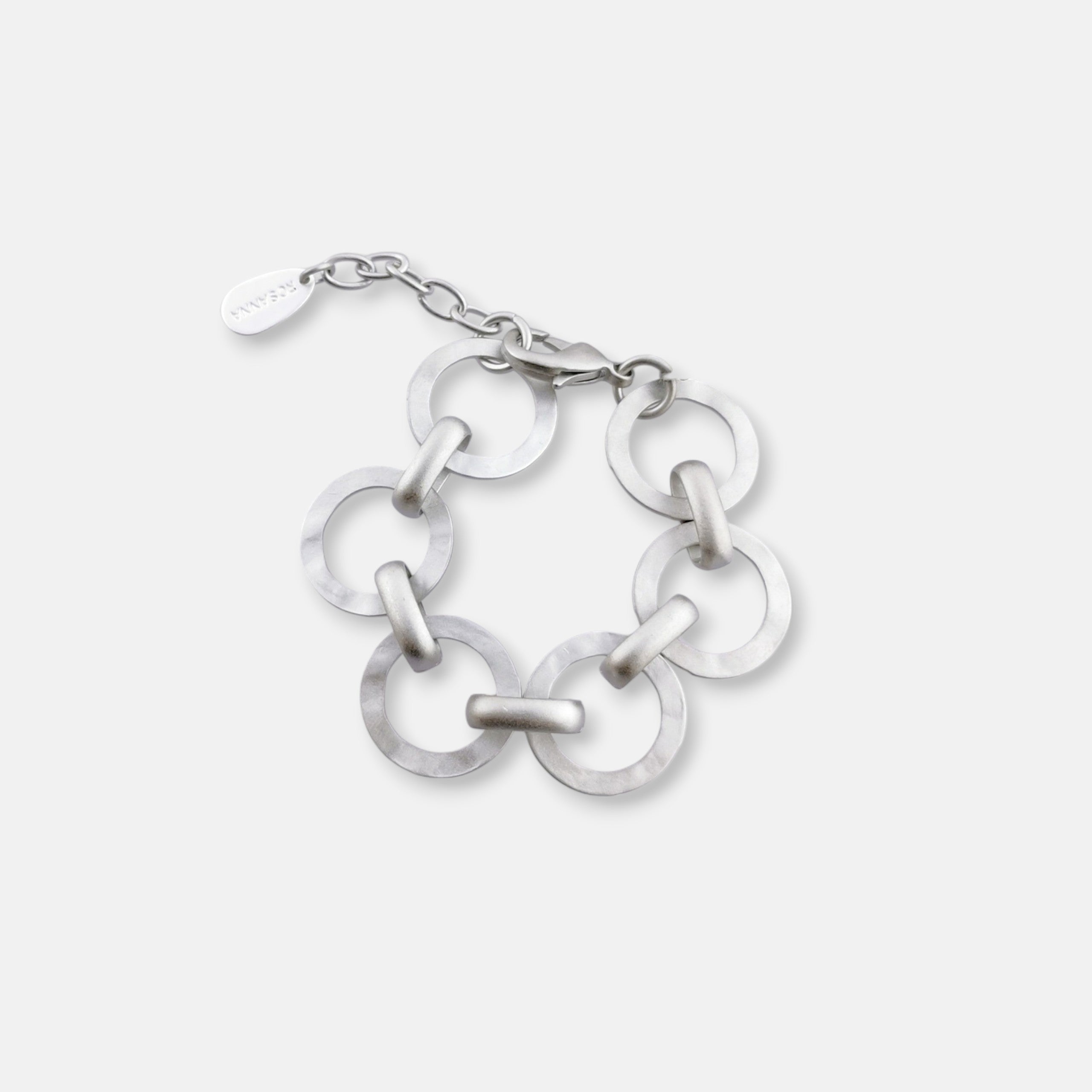 Elegantes Armband von Rosanna de la Riva in matt versilberter Ausführung.