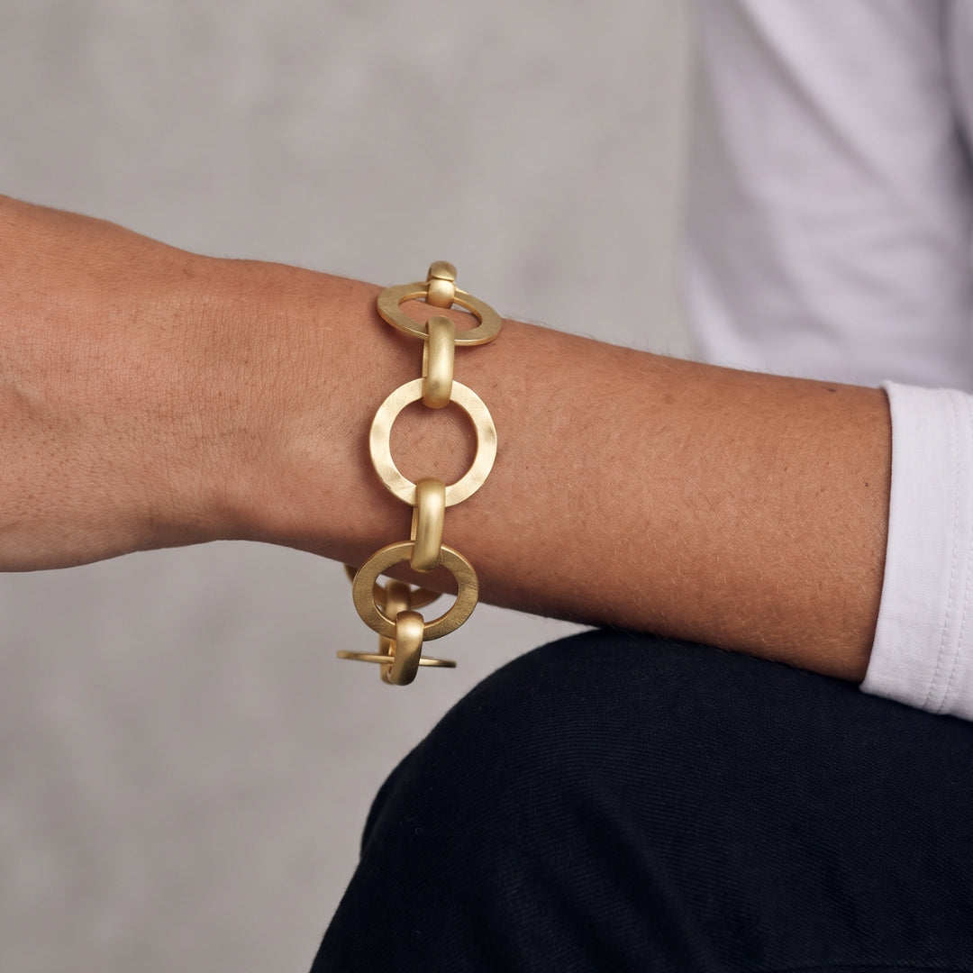 Elegantes Armband von Rosanna de la Riva in matt vergoldeter Ausführung.