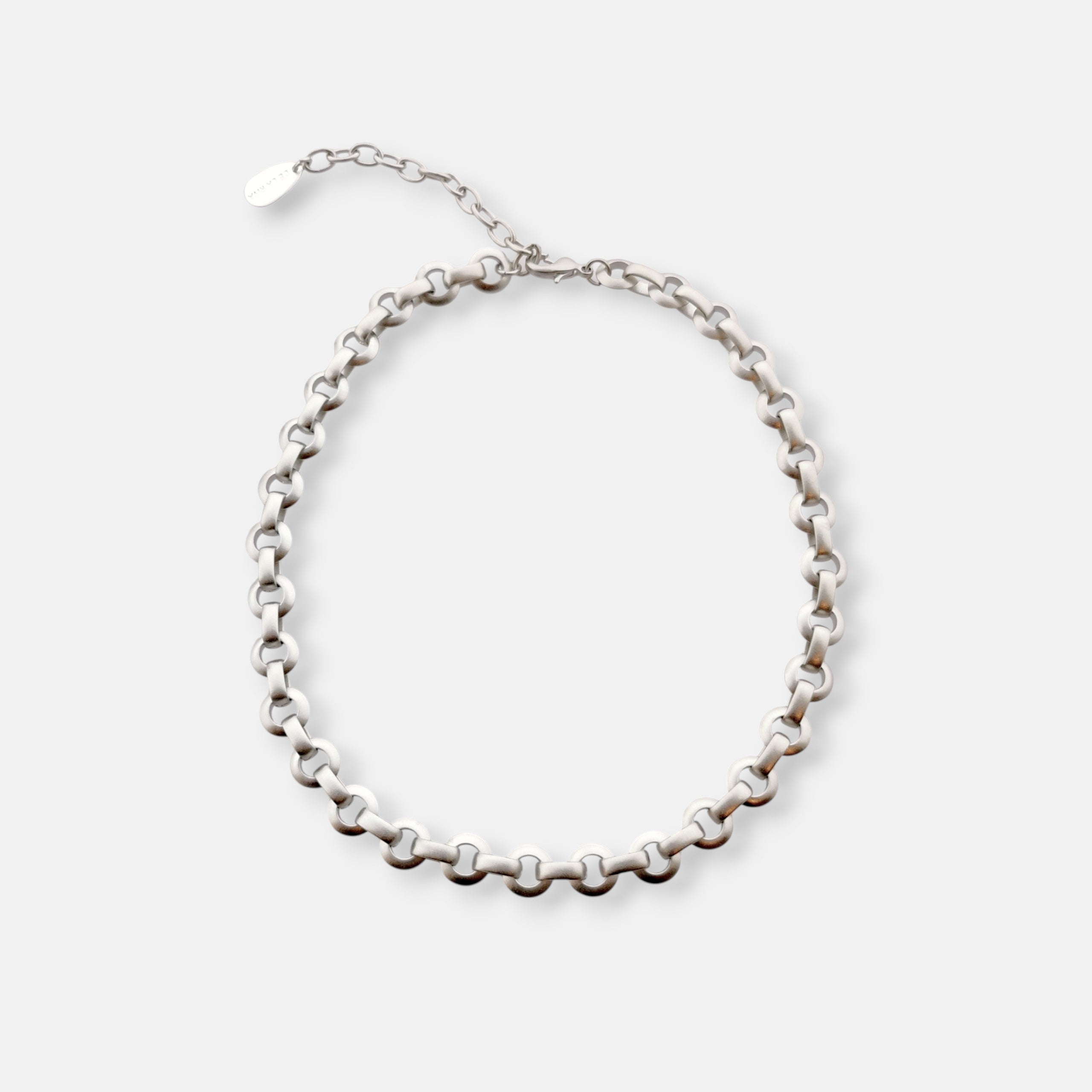 Elegante Halskette von Rosanna de la Riva mit zeitlosem Design.
