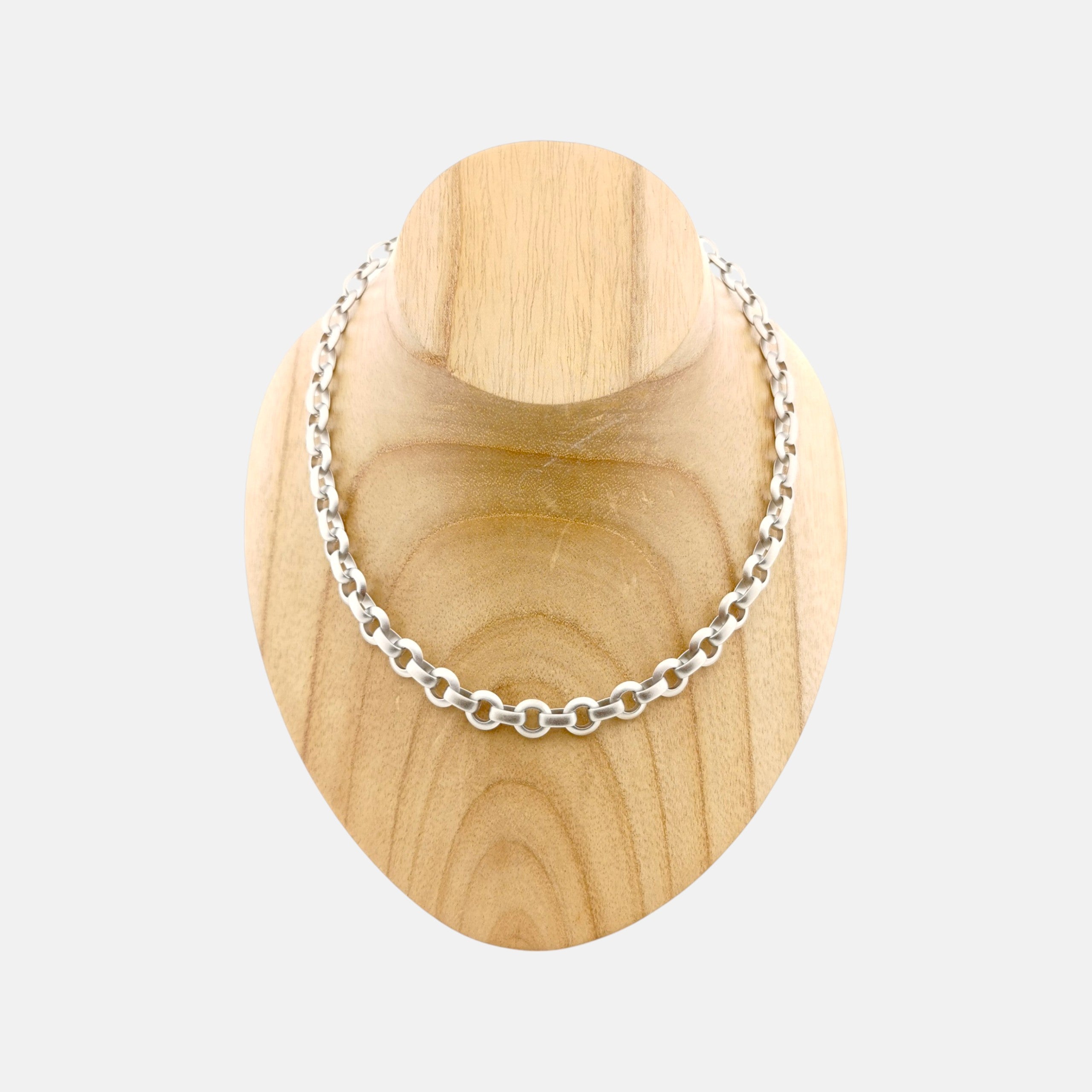 Elegante Halskette von Rosanna de la Riva mit zeitlosem Design.