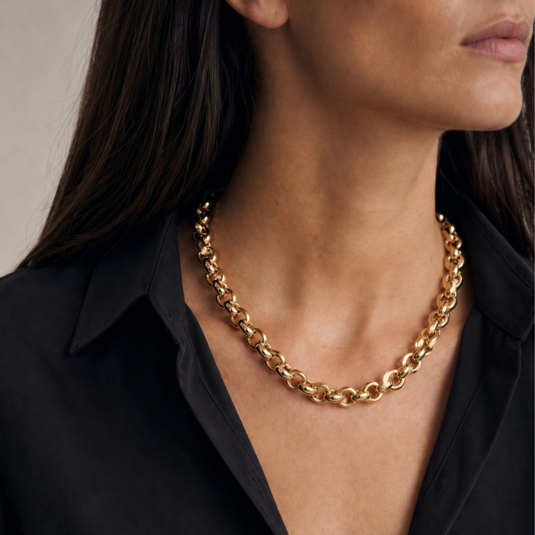 Elegante Halskette von Rosanna de la Riva mit mediterranem Design.
