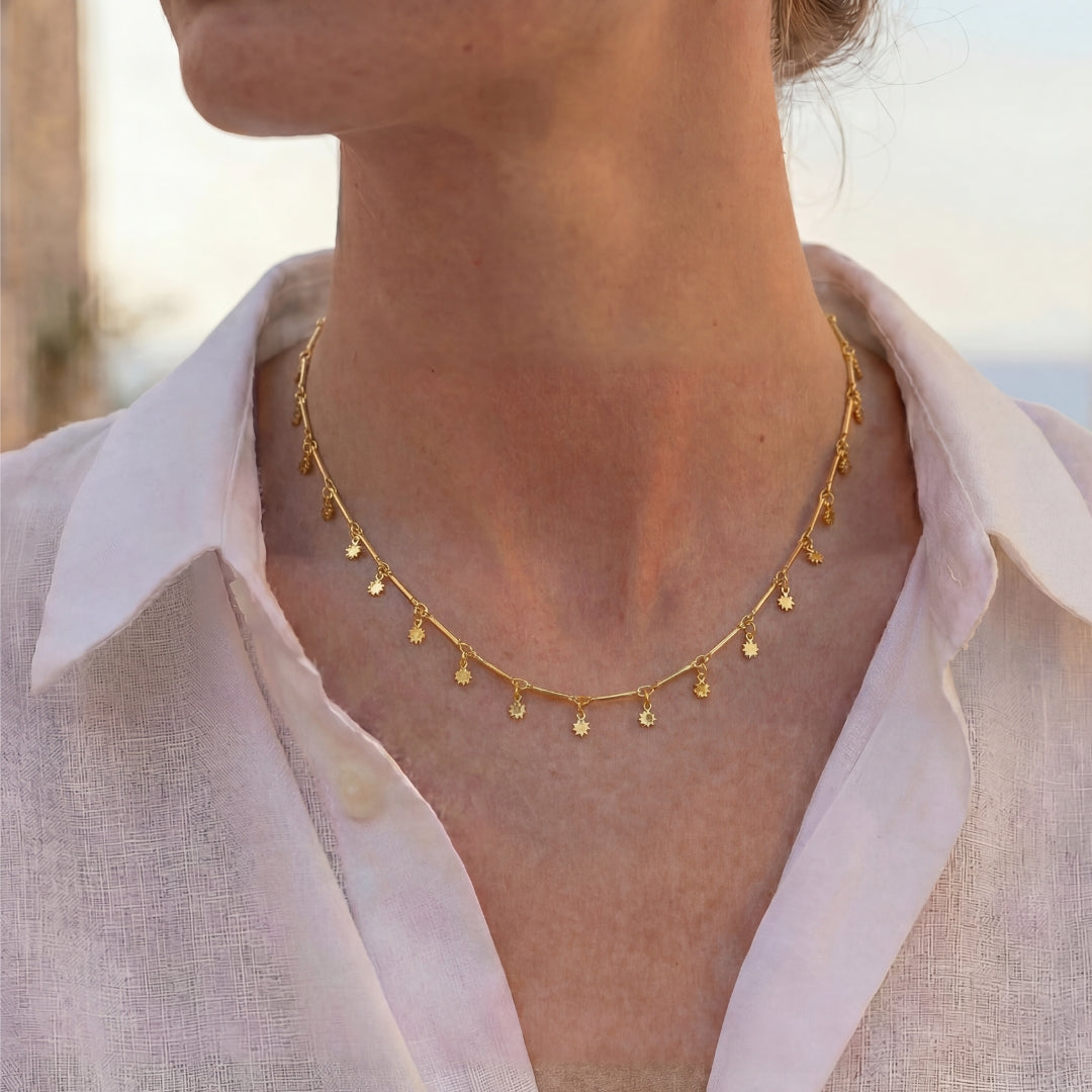 Elegante Halskette von Rosanna de la Riva in matt vergoldeter Ausführung.