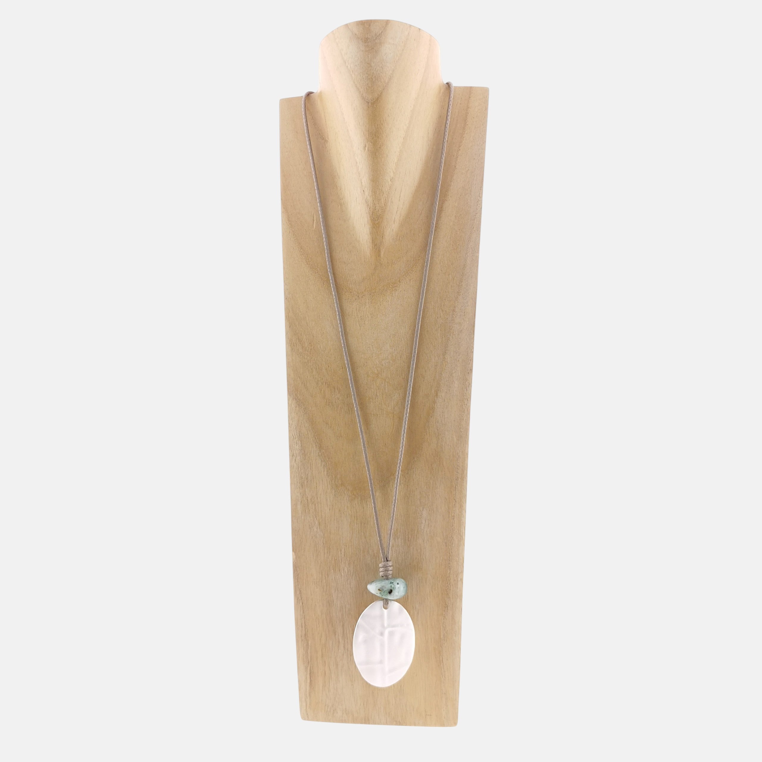 Elegante Halskette von Rosanna de la Riva mit mediterranem Design.