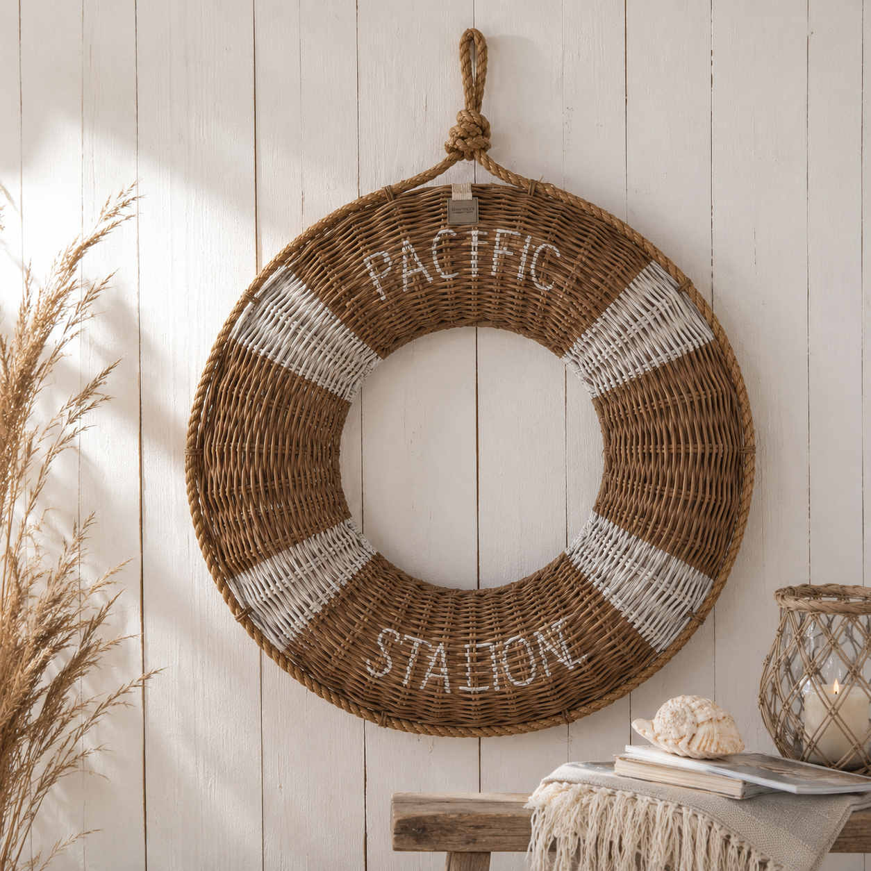 Handgeflochtener Rettungsring aus Rattan mit maritimer Aufschrift als Wanddekoration, erhältlich in 40 cm und 60 cm.