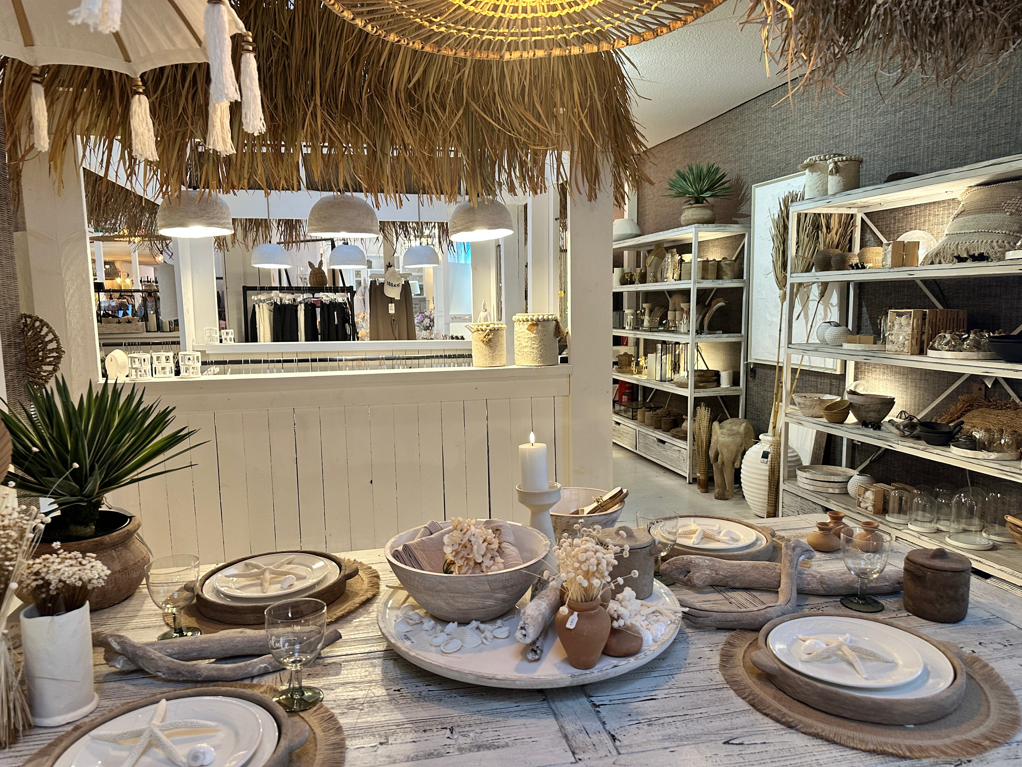 STRANDGUT Concept Store Cologne in Köln Rodenkirchen für Fashion, Interior & Lifestyle. Premium Dealer RIVIERA MAISON.