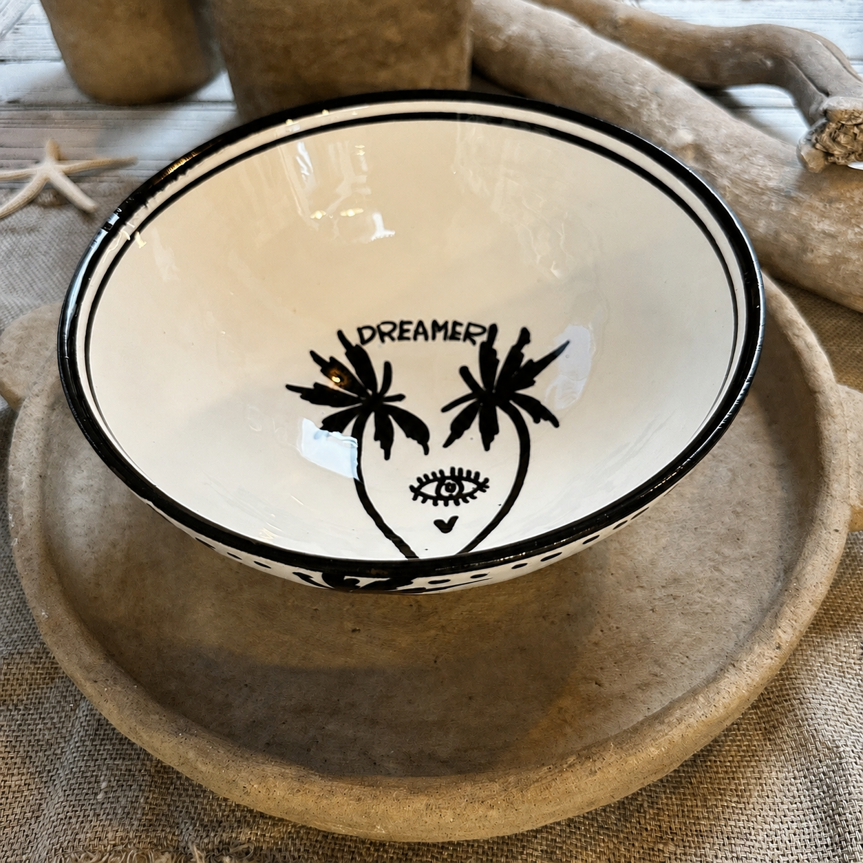 Handbemalte Salatschüssel mit scharzem Palmenprint aus der Dreamer Collection von LUNA AZUL