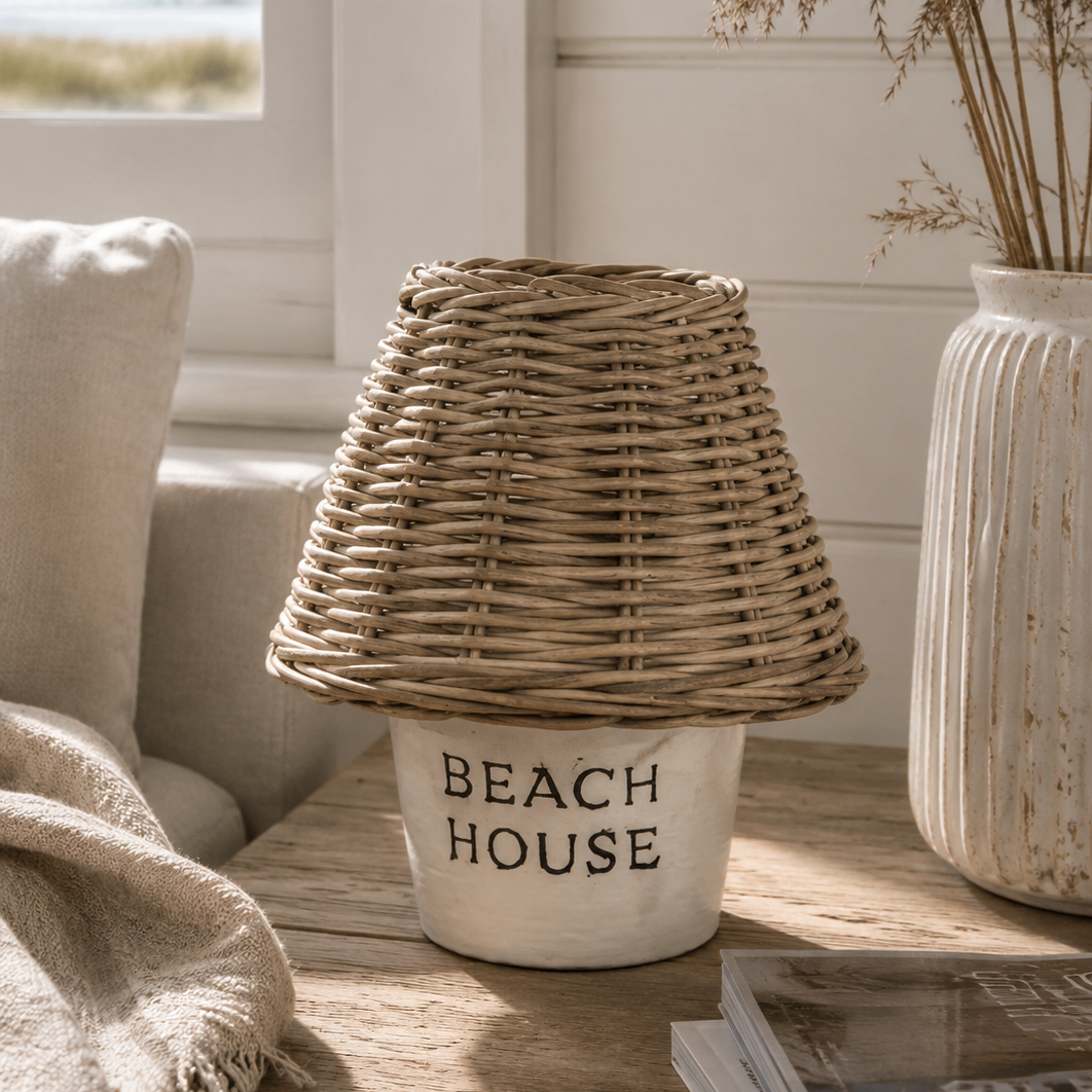 Weißes Windlicht aus Ton mit Rattandach und Aufschrift BEACH HOUSE von STRANDGUT