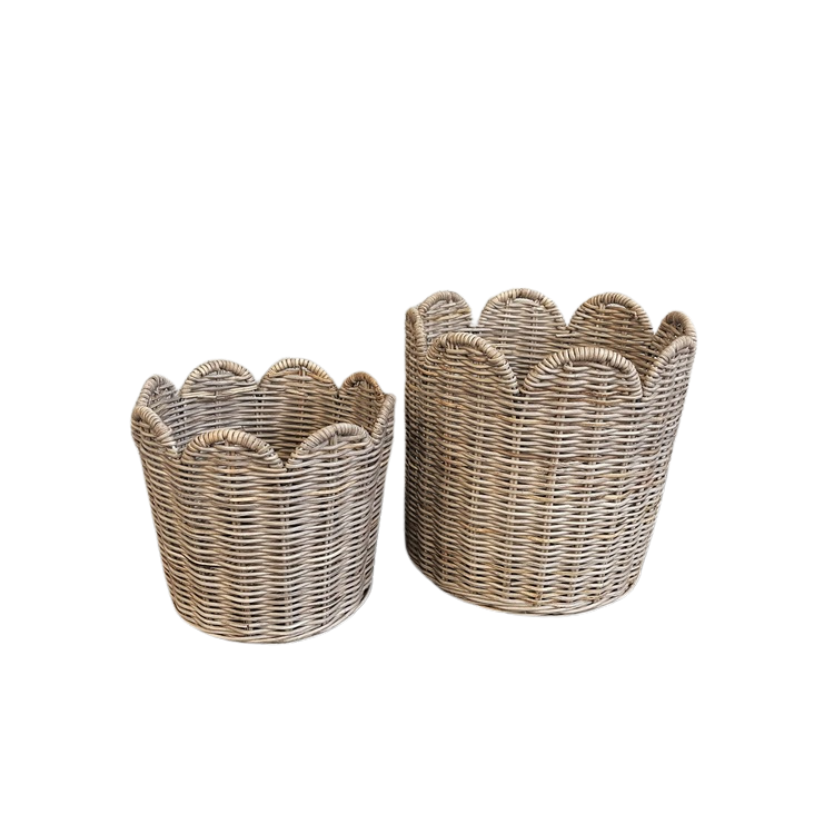 Übertöpfe mit gewelltem Rand aus Rattan von STRANDGUT