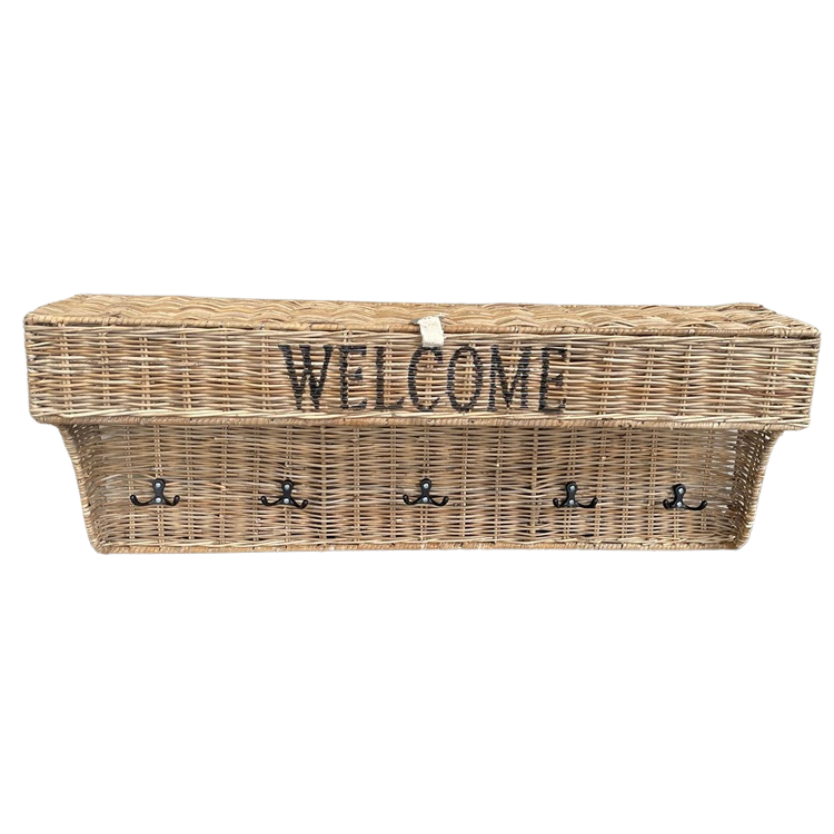 Garderobe aus Rattan mit 5 Doppelhaken aus schwarzem Metall und der Aufschrift WELCOME