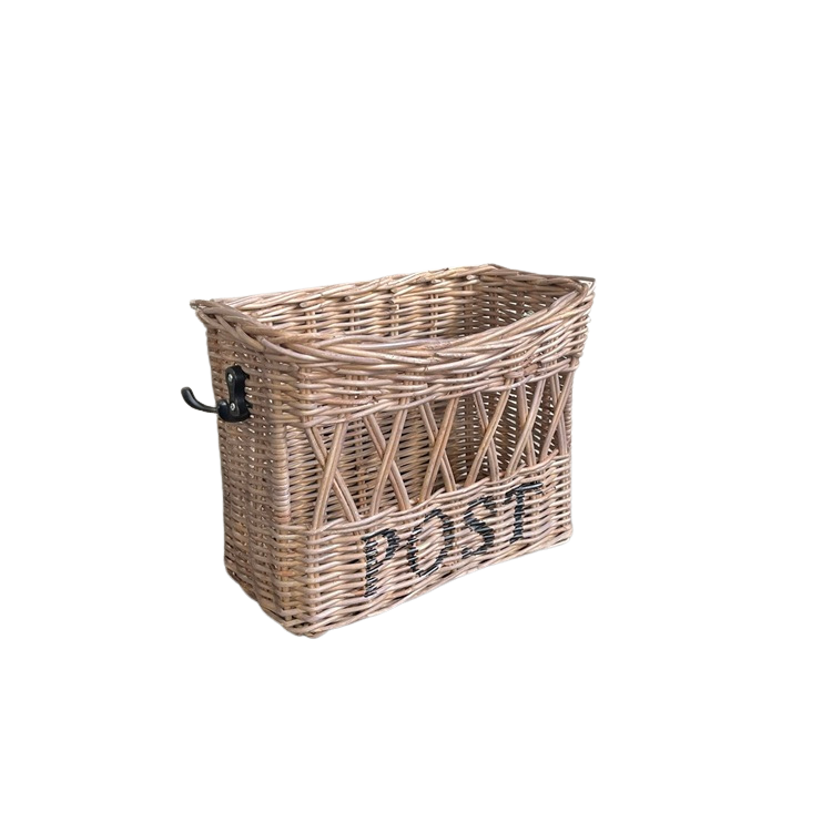 Handgefertigter Rattan Wandkorb mit POST-Aufschrift im Coastal- und Hampton-Style an heller Wand im Strandhaus.