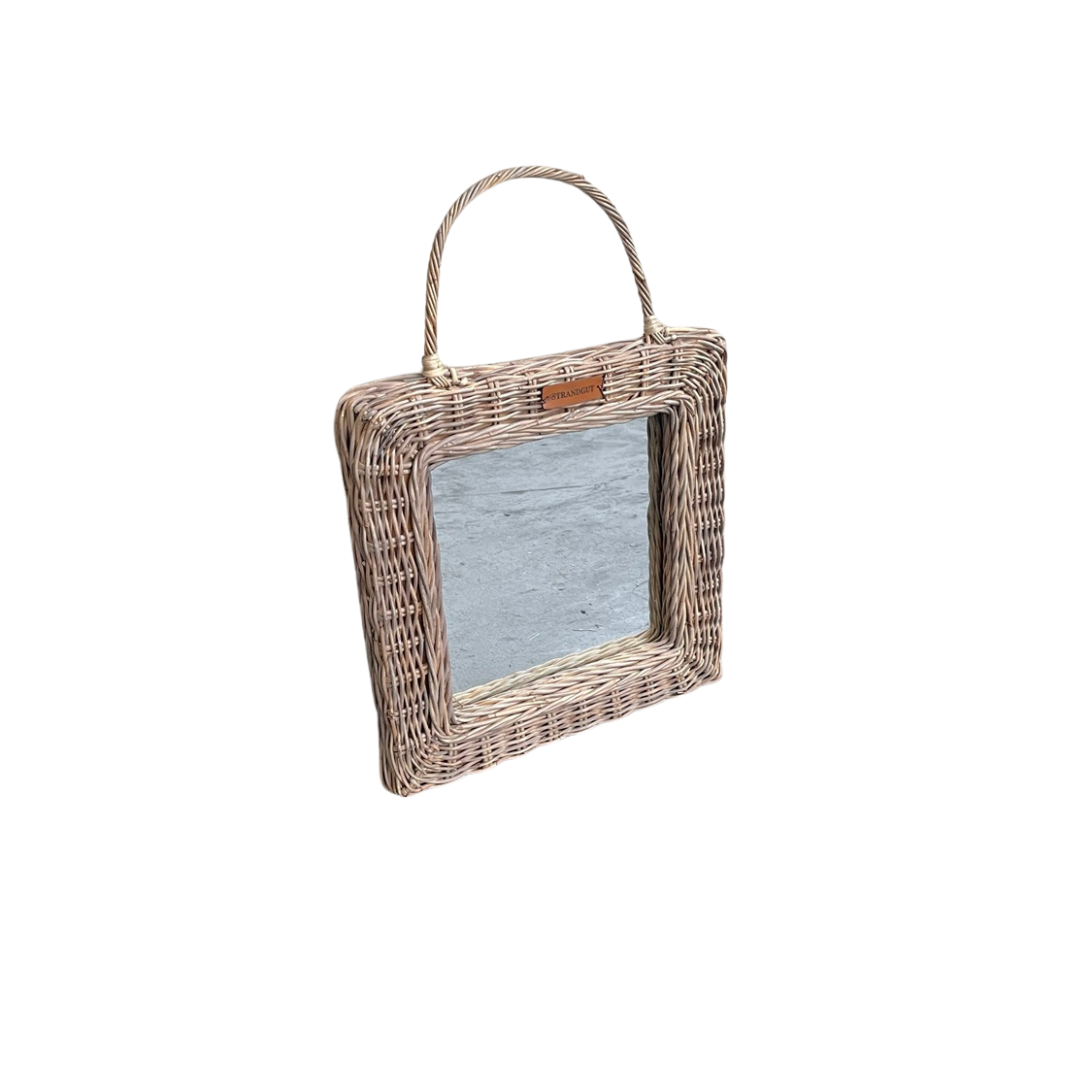 Kleiner handgefertigter Rattan Wandspiegel im Coastal- und Hampton-Style an heller Wand im Strandhaus mit maritimer Dekoration