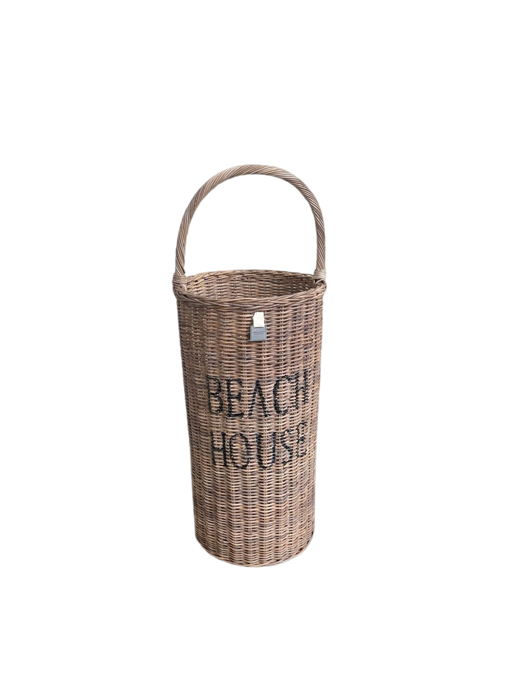 Handgefertigter Rattan Schirmständer mit BEACH HOUSE-Aufschrift im Coastal- und Hampton-Style im hellen Strandhaus-Eingangsbereich.