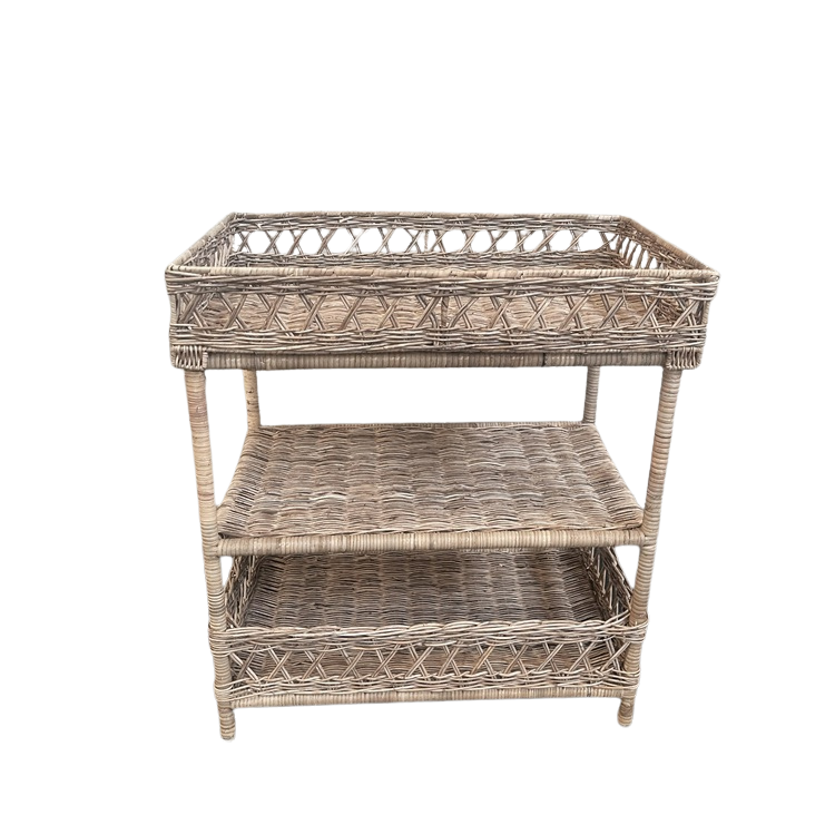 Handgefertigtes Rattan-Regal mit drei Ebenen in einer gemütlichen Landhausküche mit Keramik, Holzaccessoires und natürlichen Dekoelementen.