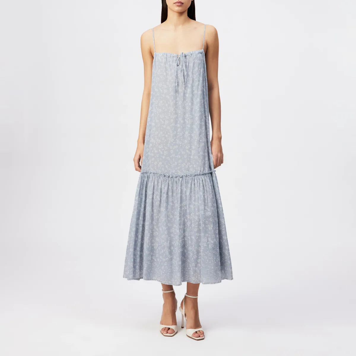 Drykorn Kleid LYNORA mit verstellbaren Spaghettiträgern, Bindeband am Ausschnitt und knöchellanger A-Linien-Silhouette. Luftiges Sommerkleid aus Baumwoll-Viskose-Mix mit feiner Crinkle-Optik.