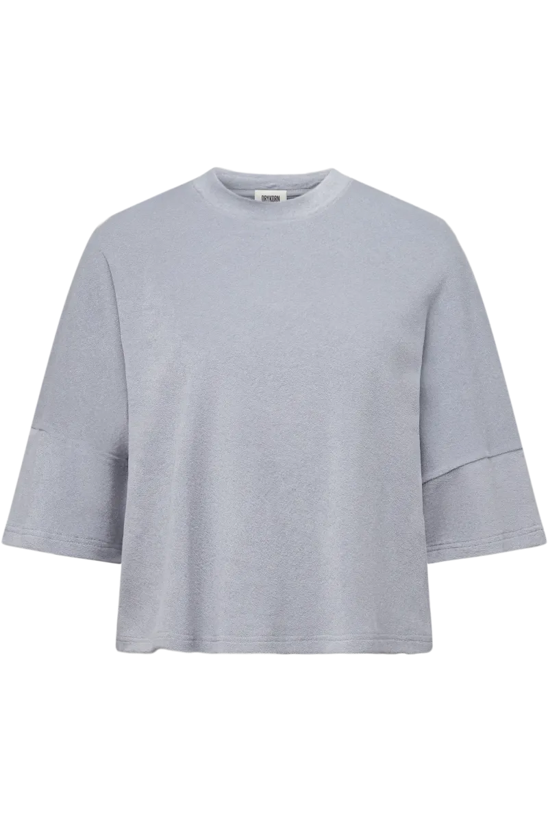DRYKORN KUSIA T-Shirt aus weißem Baumwoll-Frottee mit Relaxed Fit, Rundhalsausschnitt, kurzen Ärmeln und dezenter Logo-Stickerei auf dem Rücken.