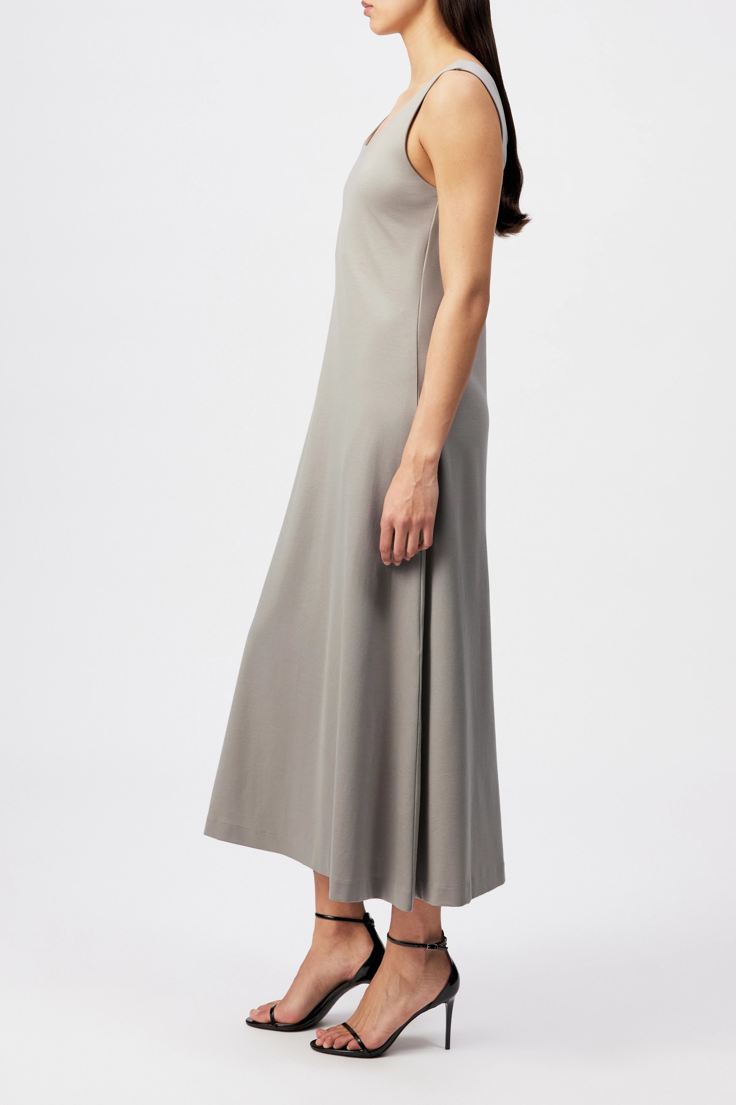 DRYKORN LOZIA Jersey-Kleid in knöchellanger Länge mit tiefem Rundhalsausschnitt, fließender Silhouette und hochwertigem Lyocell-Mix.