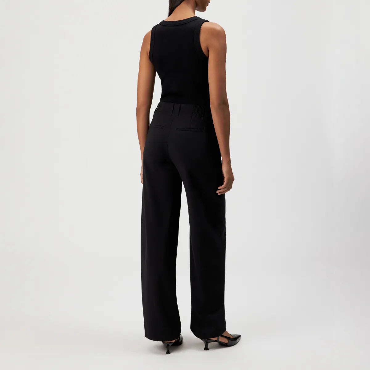 DRYKORN DUTIFUL Hose mit modernem Barrel-Leg-Schnitt, Mid Waist und elastischem Komfortbund. Hochwertiger Materialmix mit klarer, eleganter Optik.