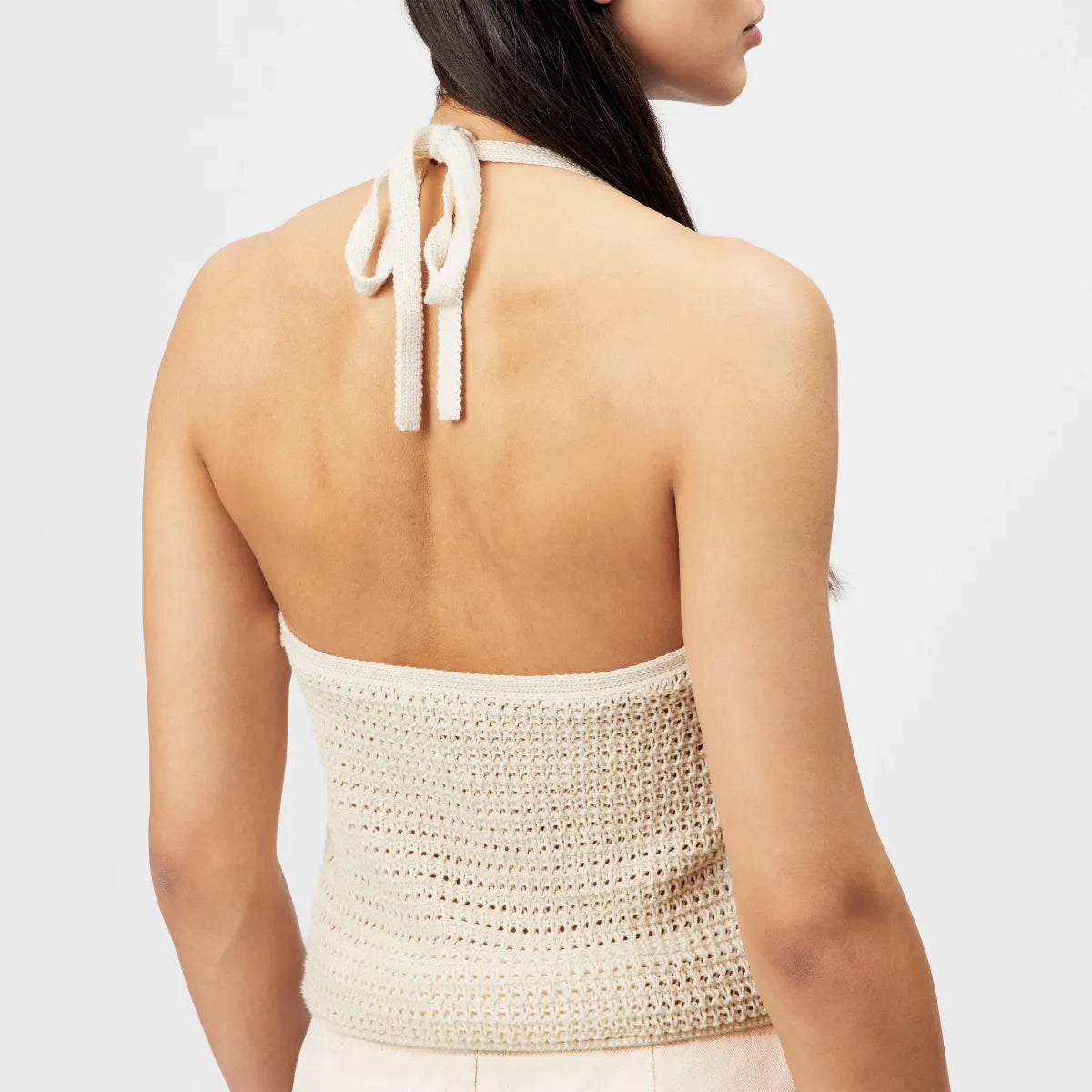 DRYKORN AKWY Neckholder-Stricktop aus Baumwolle mit markanter Strickstruktur, ärmellosem Schnitt und moderner Cropped-Länge.