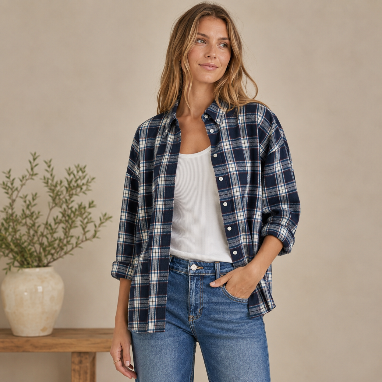 Tila Flannel Checked Damenhemdbluse aus weichem Flanell mit dunkelblau-weißem Karomuster und Button-Down-Kragen.