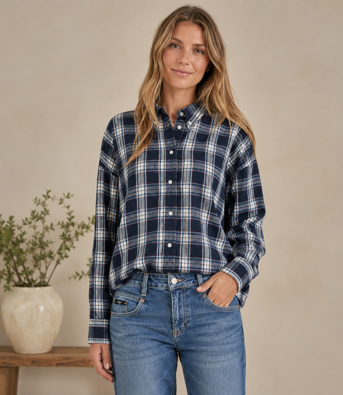 Tila Flannel Checked Damenhemdbluse aus weichem Flanell mit dunkelblau-weißem Karomuster und Button-Down-Kragen.