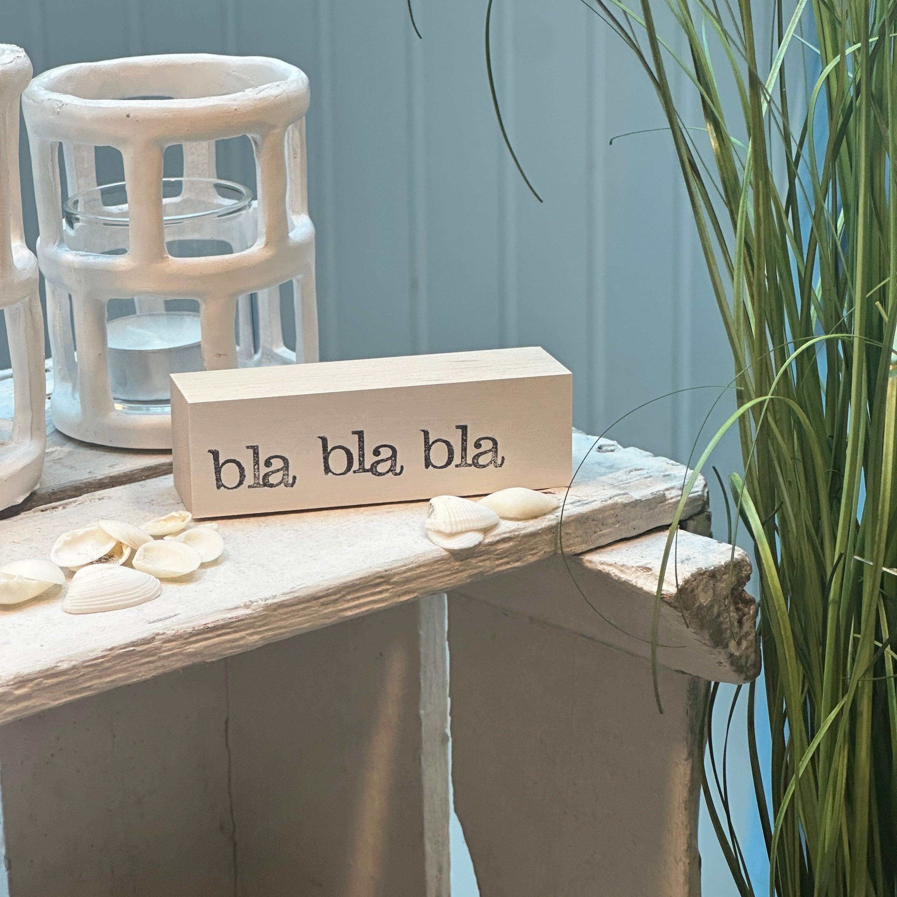 Textbauklotz von Iopla mit der Aufschrift bla bla bla