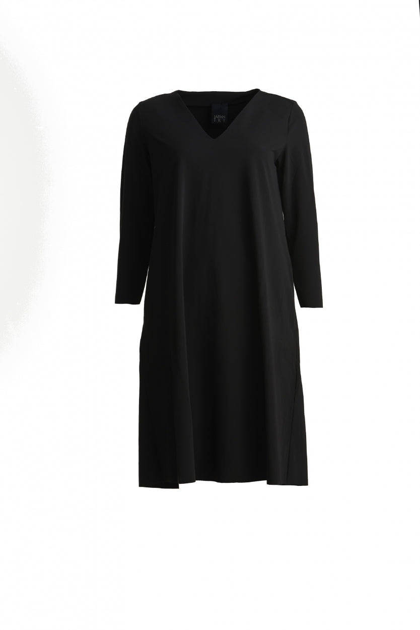 Das JAPAN TKY Kleid Zeya in Deep Black begeistert mit lockerem Schnitt, V-Ausschnitt und 3/4-Ärmeln. Lässig, feminin und wunderbar vielseitig.