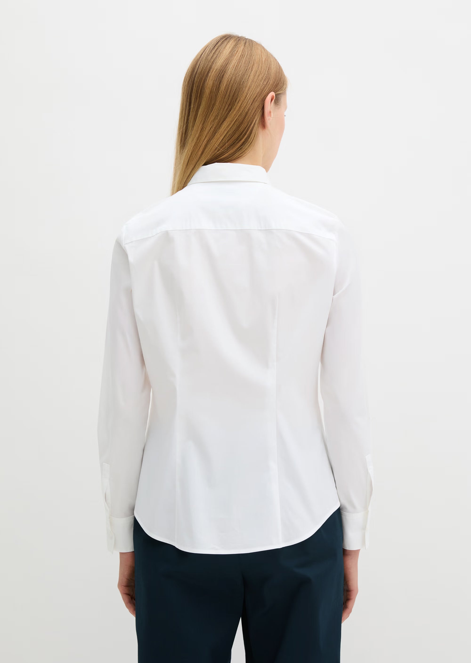 Marc O'Polo Langarm-Bluse in Weiß aus hochwertiger Stretch-Popeline mit Kentkragen, Knopfleiste, Slim-Fit-Passform und dezentem Logo-Stick auf der Brust.