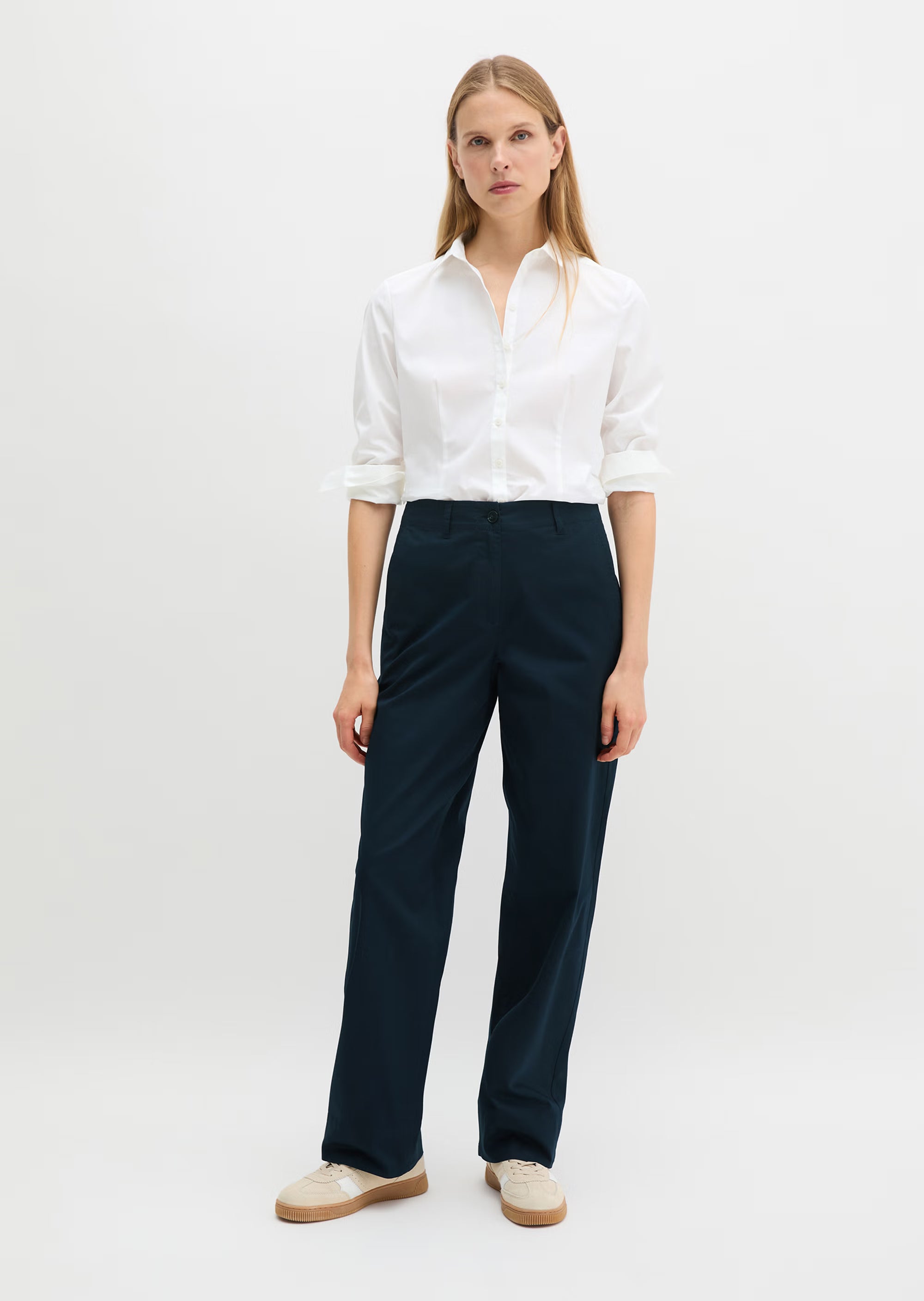 Marc O'Polo Langarm-Bluse in Weiß aus hochwertiger Stretch-Popeline mit Kentkragen, Knopfleiste, Slim-Fit-Passform und dezentem Logo-Stick auf der Brust.