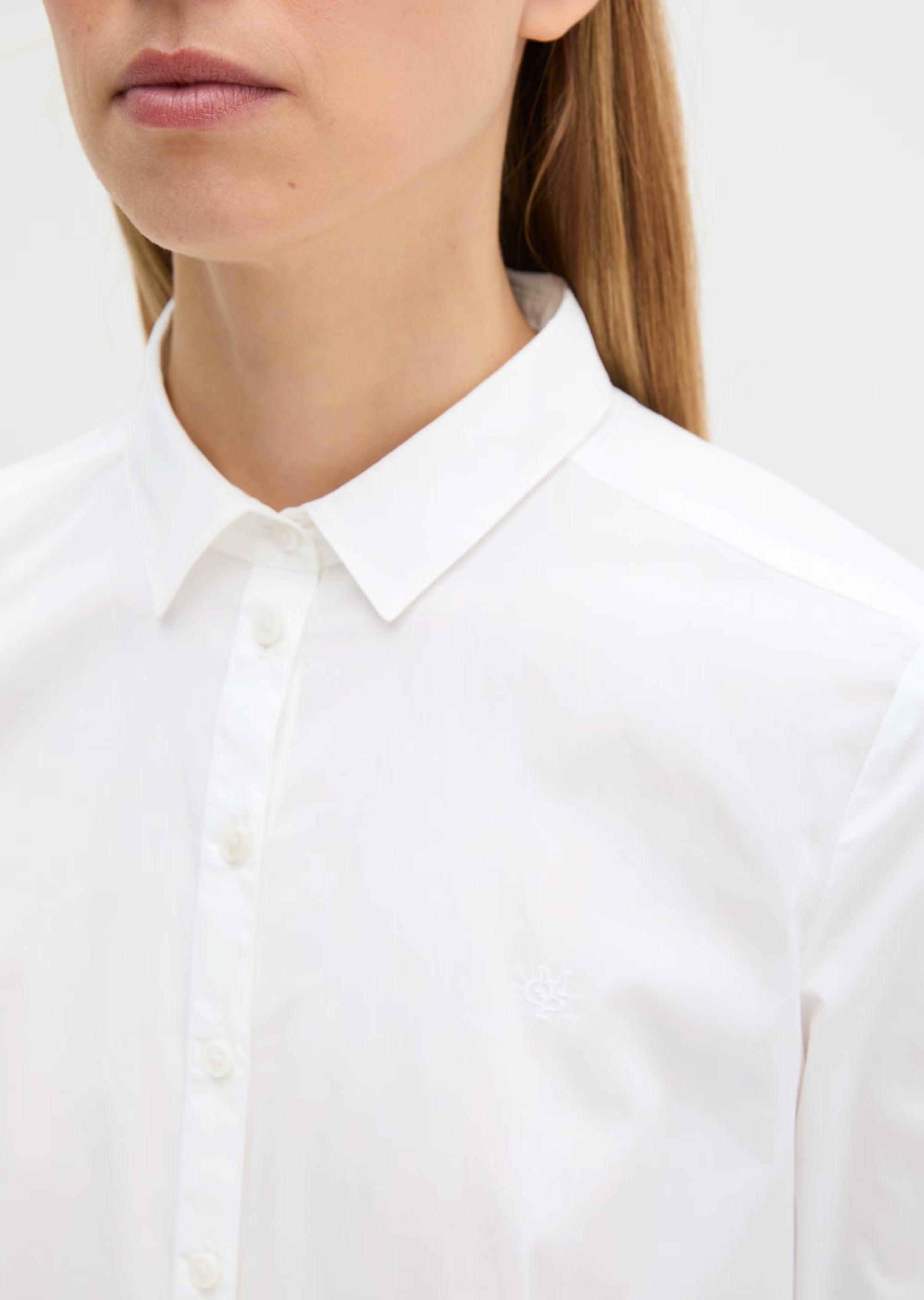 Marc O'Polo Langarm-Bluse in Weiß aus hochwertiger Stretch-Popeline mit Kentkragen, Knopfleiste, Slim-Fit-Passform und dezentem Logo-Stick auf der Brust.