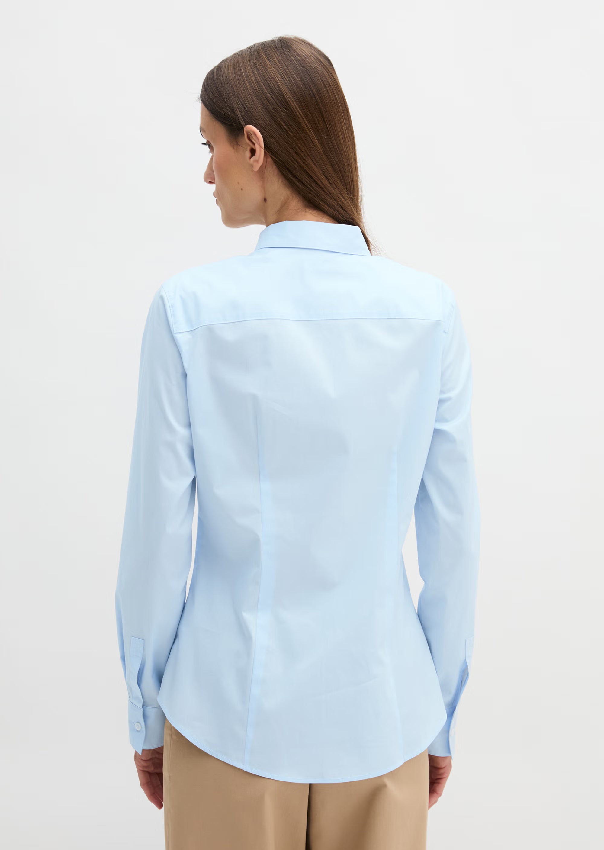 Marc O'Polo Langarm-Bluse in Blau aus hochwertiger Stretch-Popeline mit Kentkragen, Knopfleiste, Slim-Fit-Passform und dezentem Logo-Stick auf der Brust.