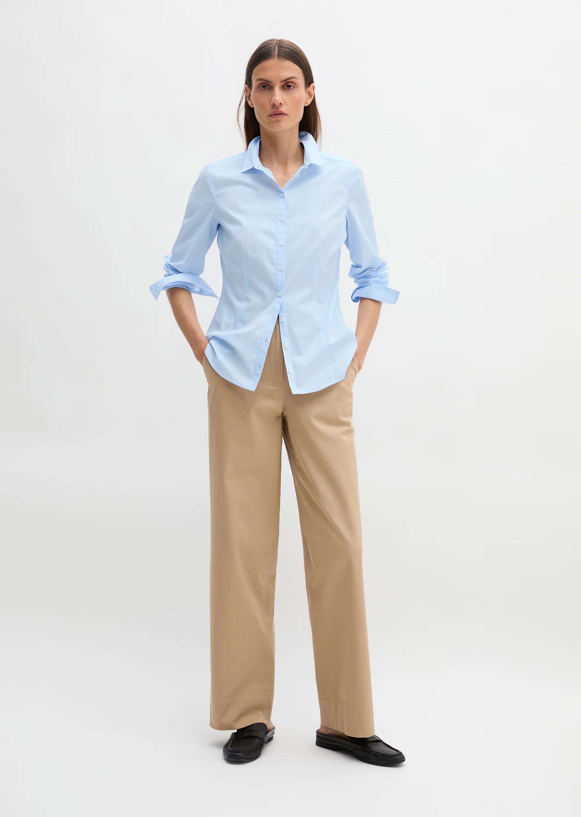 Marc O'Polo Langarm-Bluse in Blau aus hochwertiger Stretch-Popeline mit Kentkragen, Knopfleiste, Slim-Fit-Passform und dezentem Logo-Stick auf der Brust.