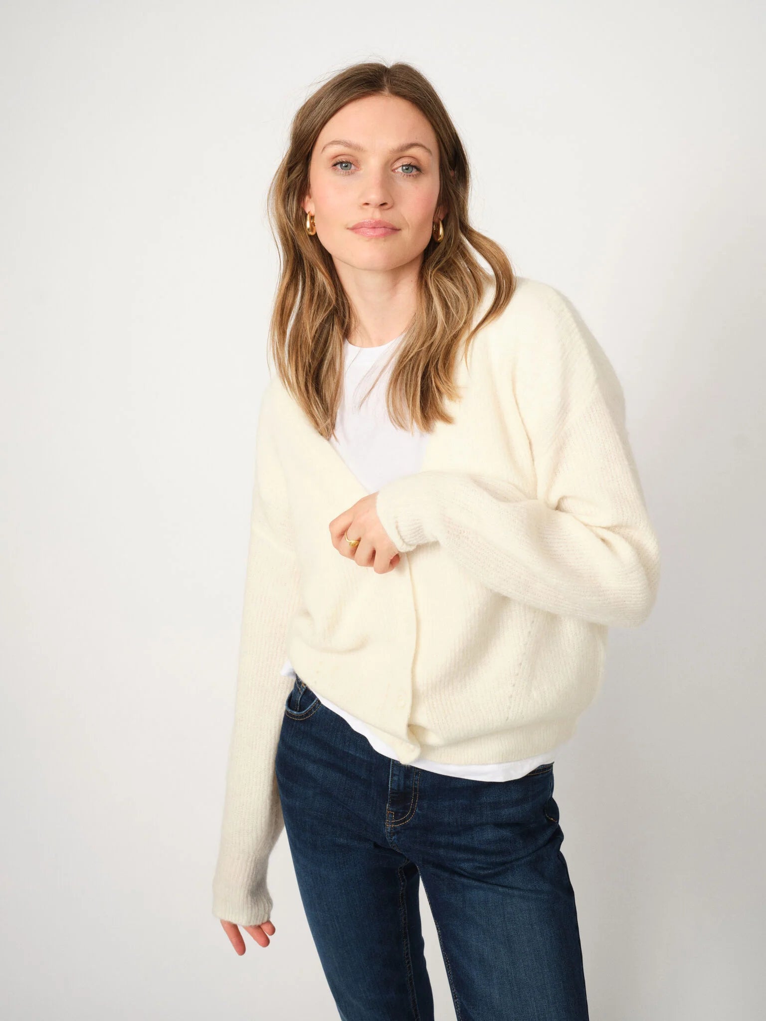 Model trägt den cremefarbenen Mos Mosh THORA Cardigan aus weichem Alpaka-Wollmix mit V-Ausschnitt und Knopfleiste.