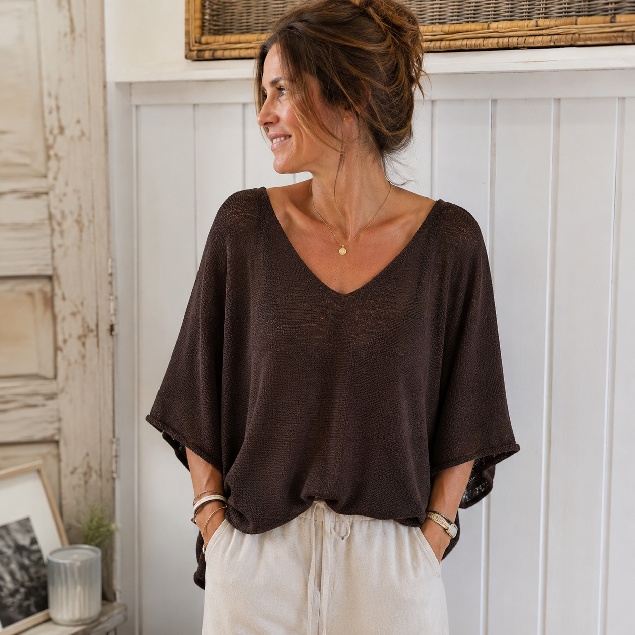 Pullover BROWN für Damen in Schokobraun mit V-Ausschnitt, weiten halblangen Ärmeln und leichter Strickstruktur