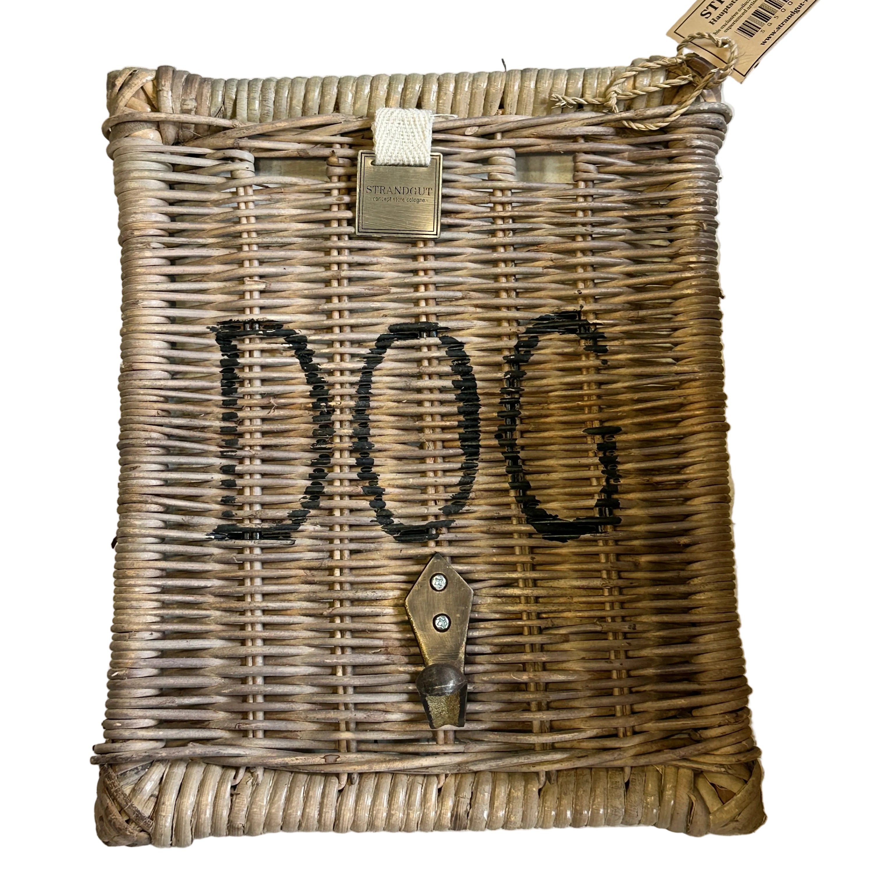 Handgeflochtener Rattan Hanger DOG mit Metallhaken und Hundeleinen an einer hellen Landhauswand im Eingangsbereich.